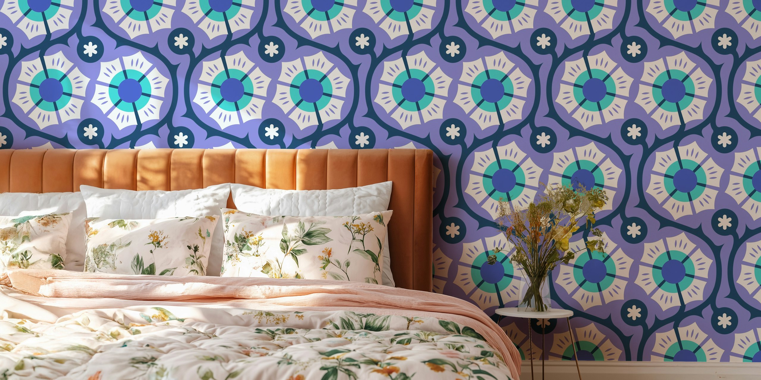 Bold Vintage Flora in Purple ταπετσαρία σε ένα δωμάτιο
