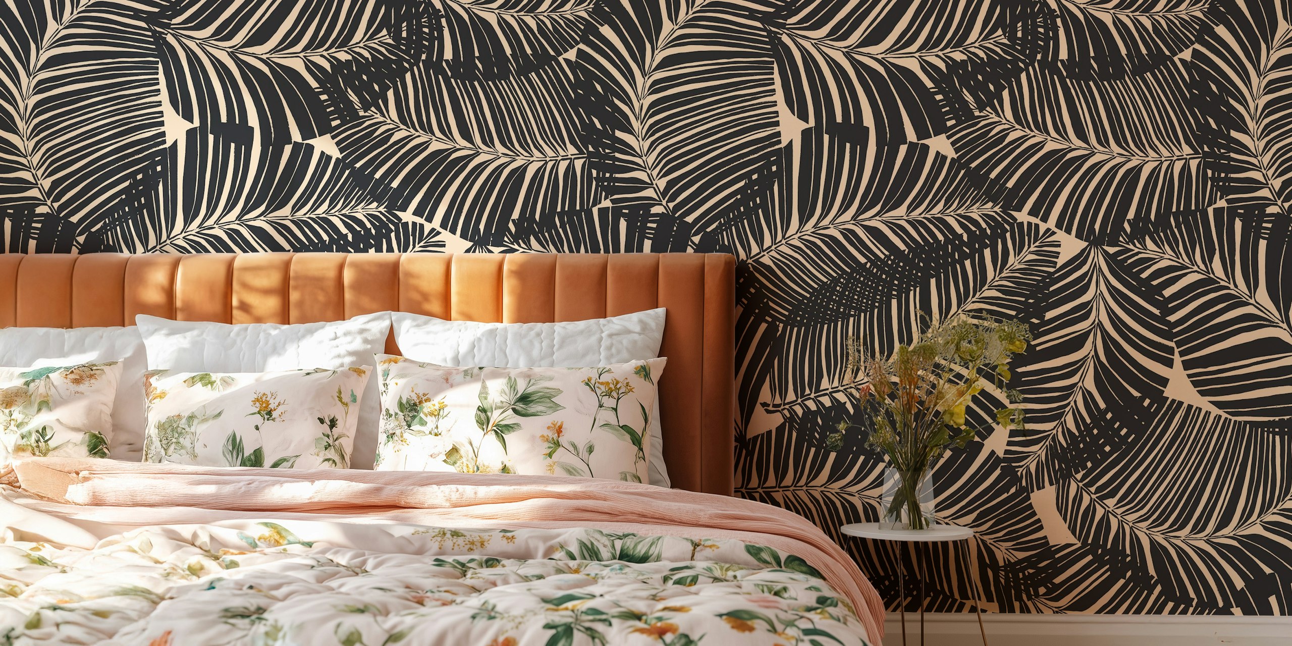 Tapeta Tropicana Leafy w czarno-kremowym pokoju