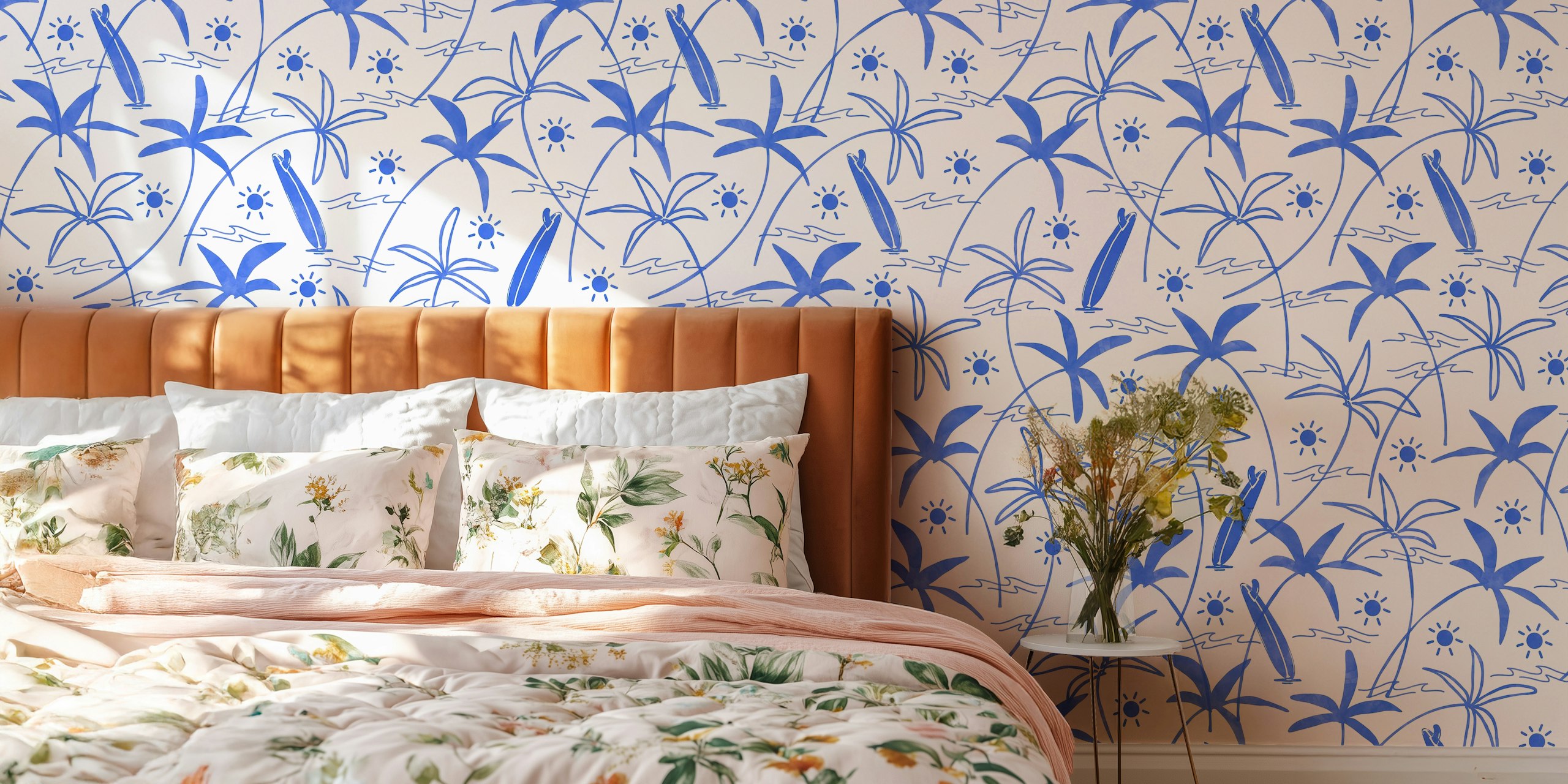 Palme da surf illustrate su un murale con sfondo indaco