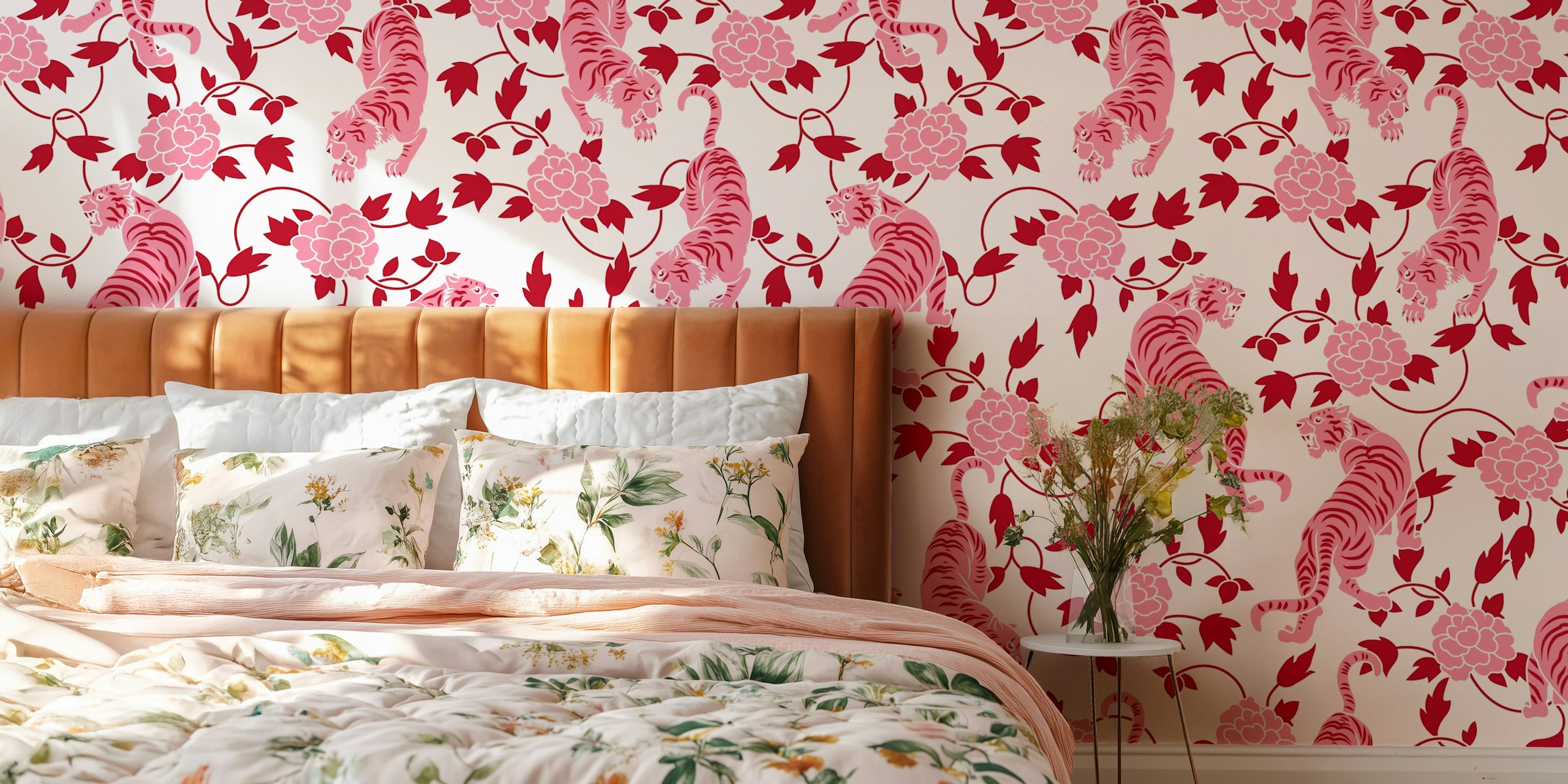 Tigers och florals tapetdesign i rumsmiljö