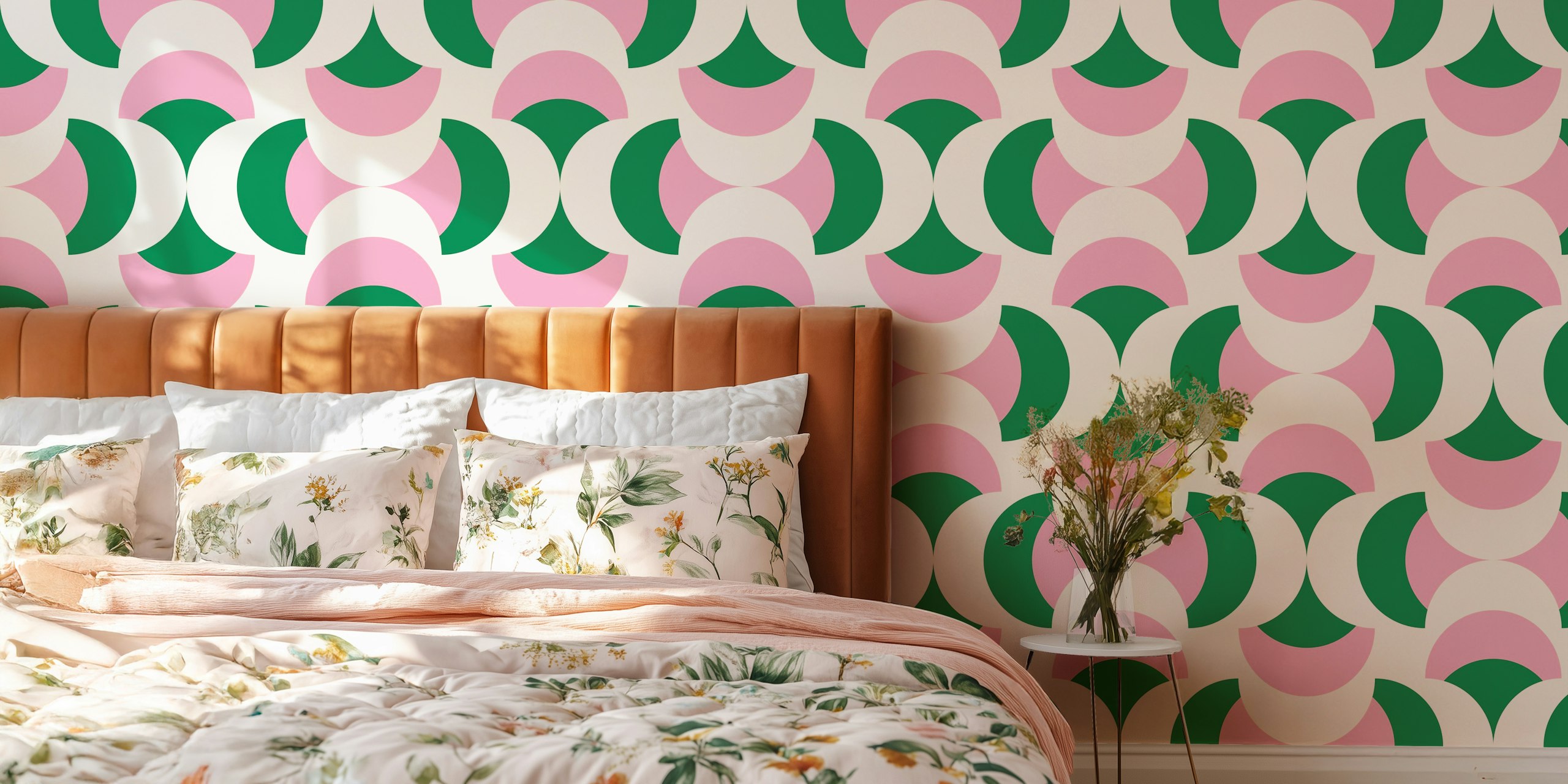 Green pink retro abstract wallpaper σε ένα δωμάτιο