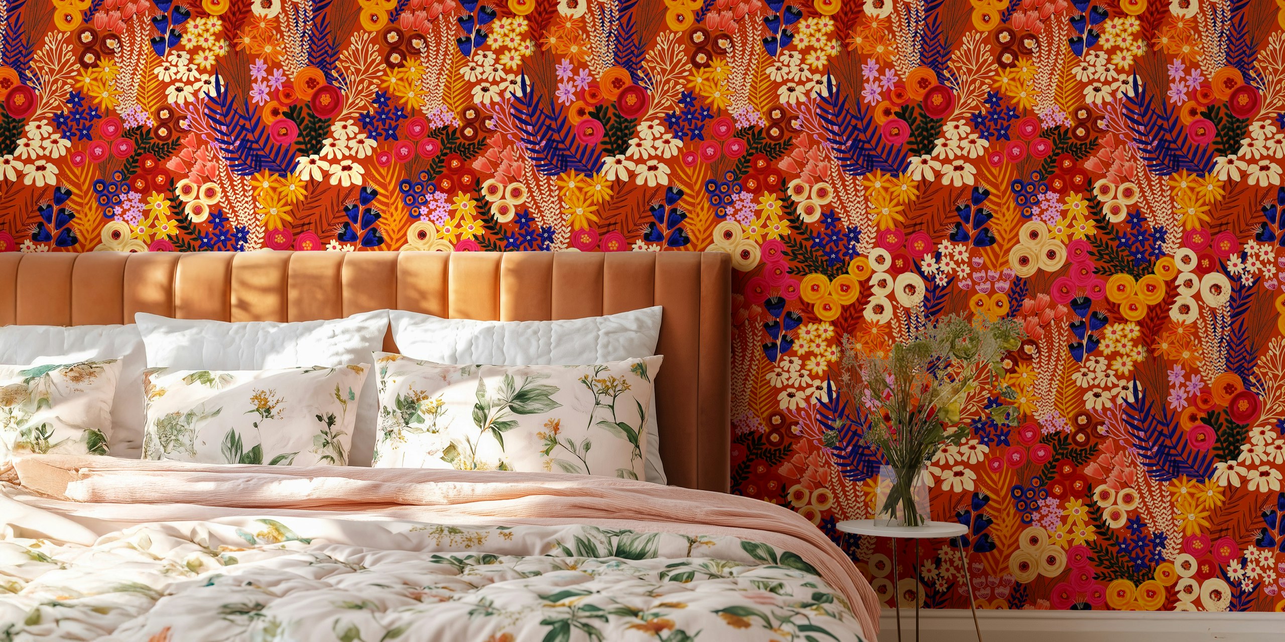 Painterly Wildflower Meadow Autumn Tapete in einem Raum