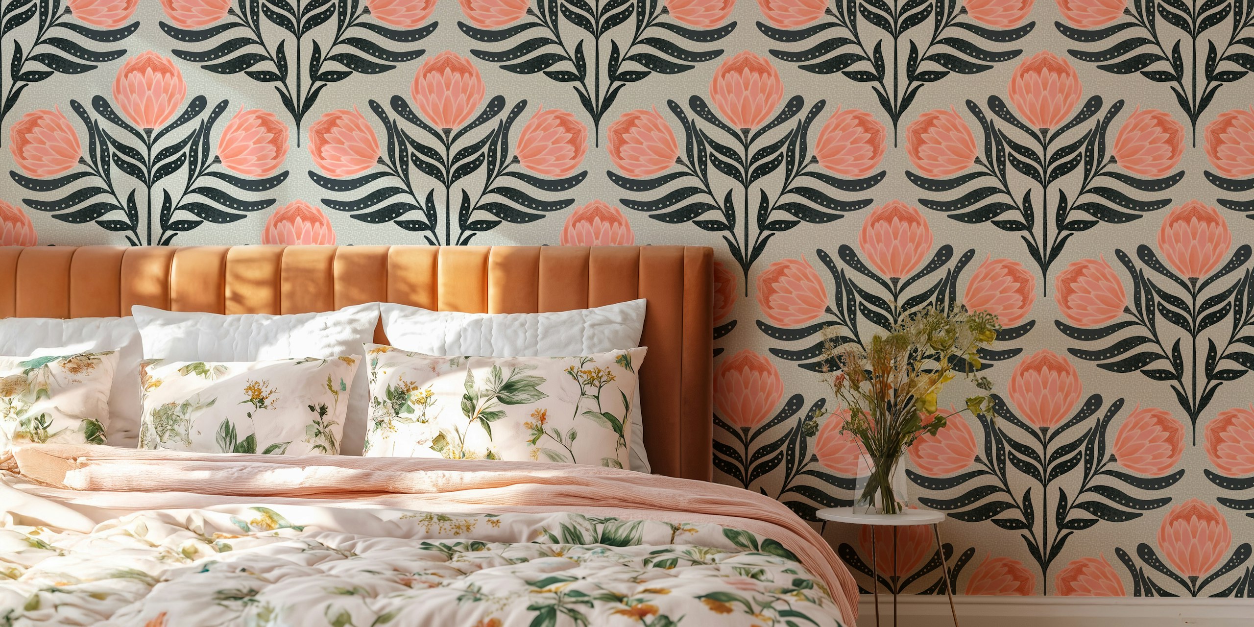Papel tapiz Protea Sage aplicado en una habitación elegante