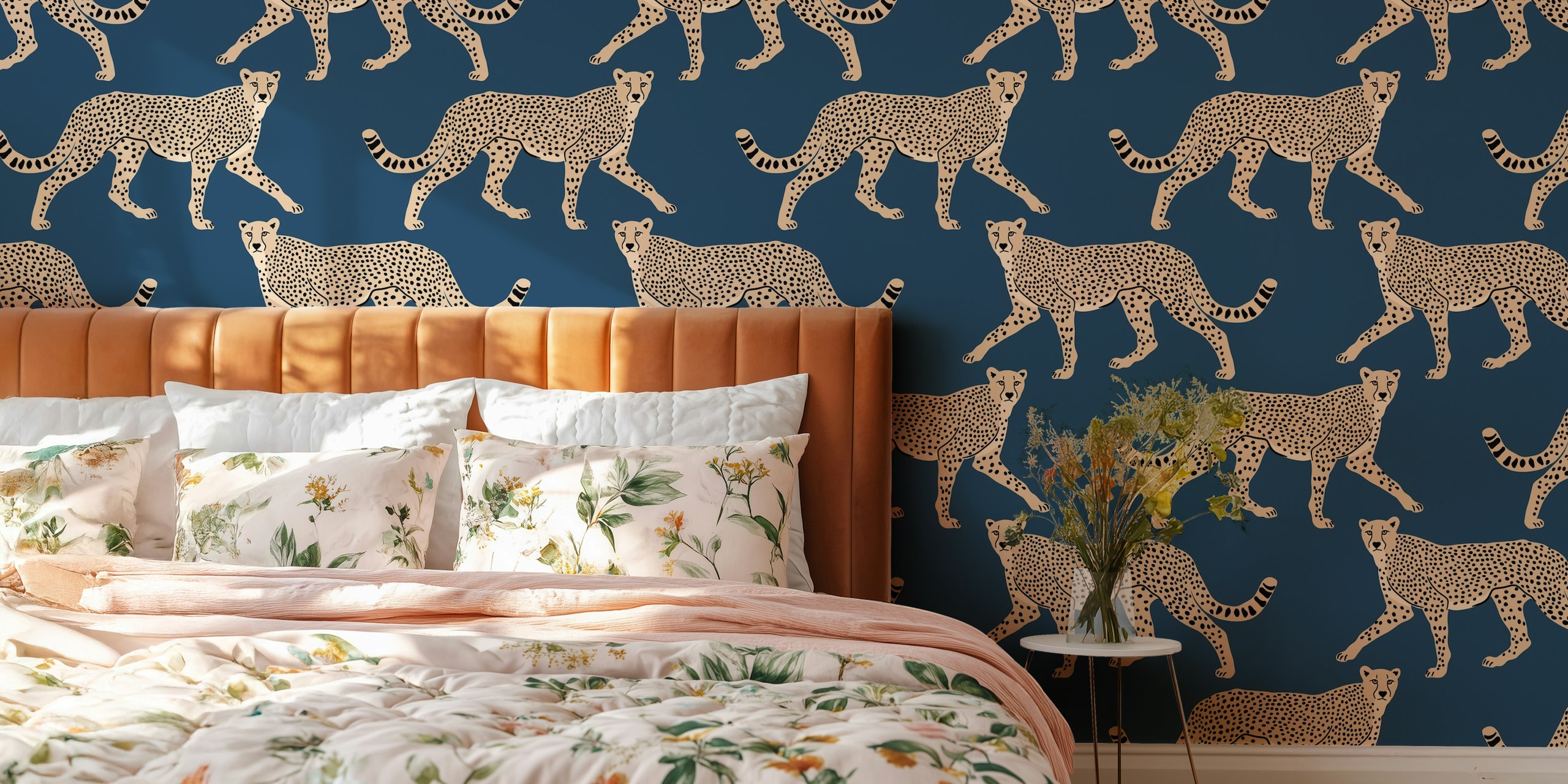 Walking Cheetah on Indigo bakgrunn i rominnstilling