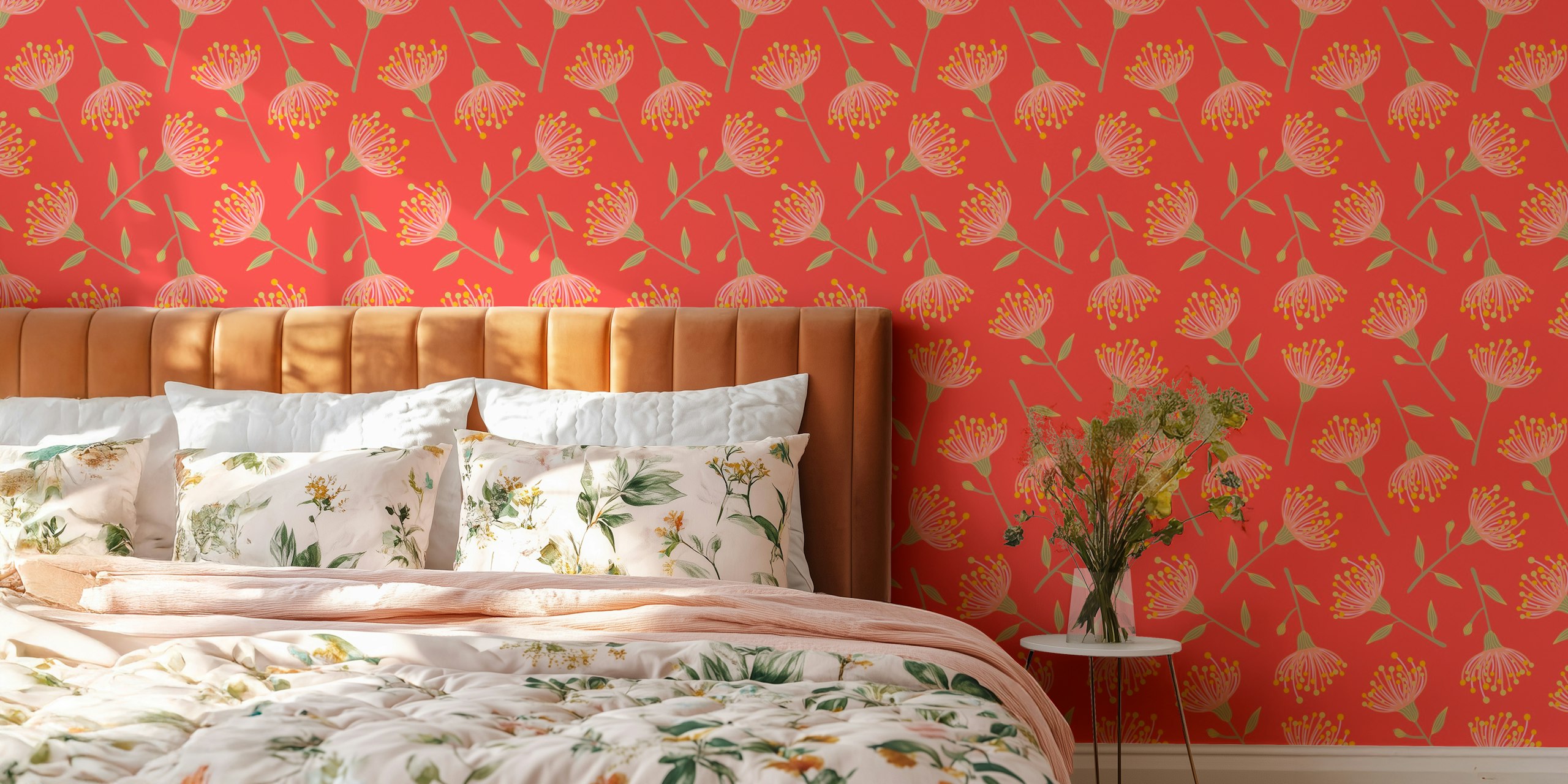 Korallenorange Eukalyptus Floral Tapete in einem Raum