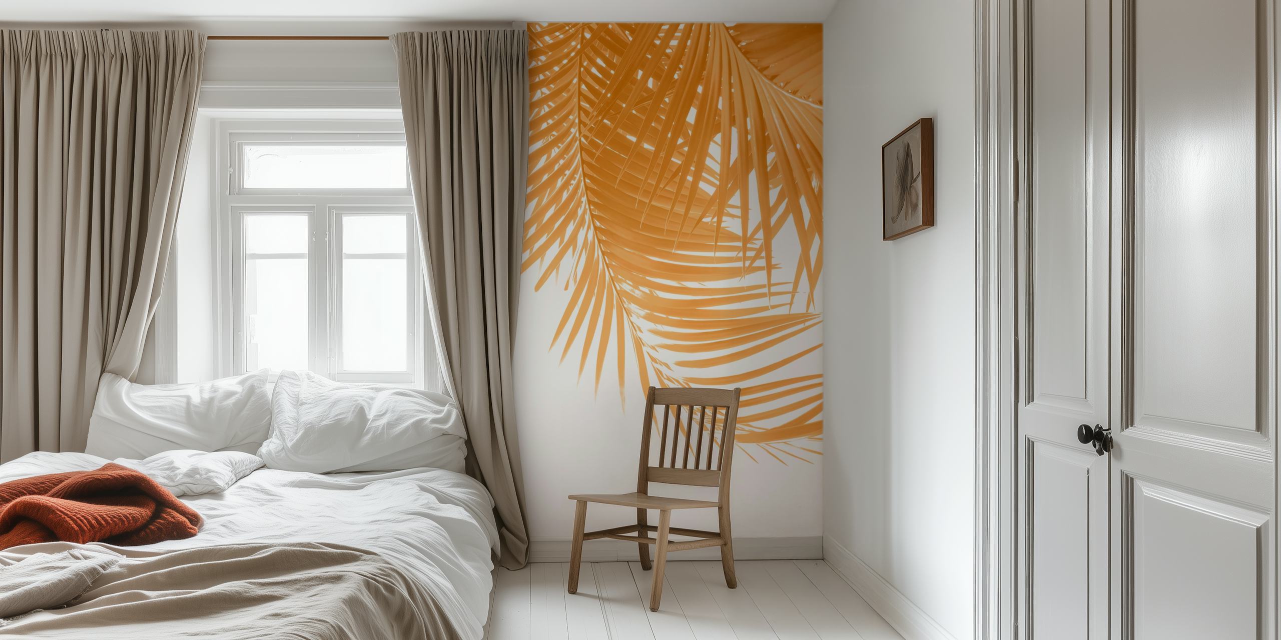 Wandbild aus Palmblättern in warmen Ringelblumenfarben, das eine tropische Atmosphäre schafft