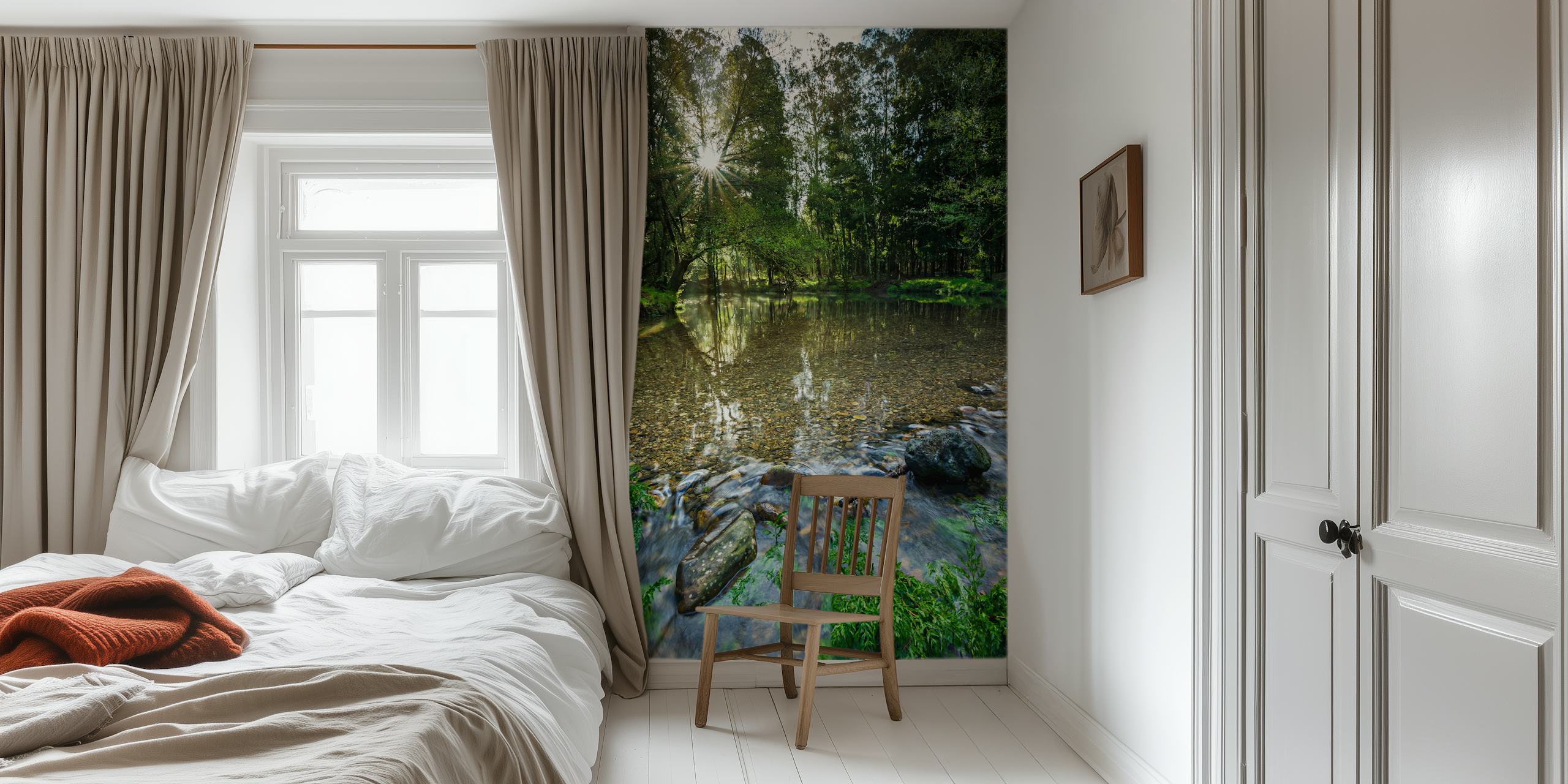Sunlit Forest Stream behang in een kamer