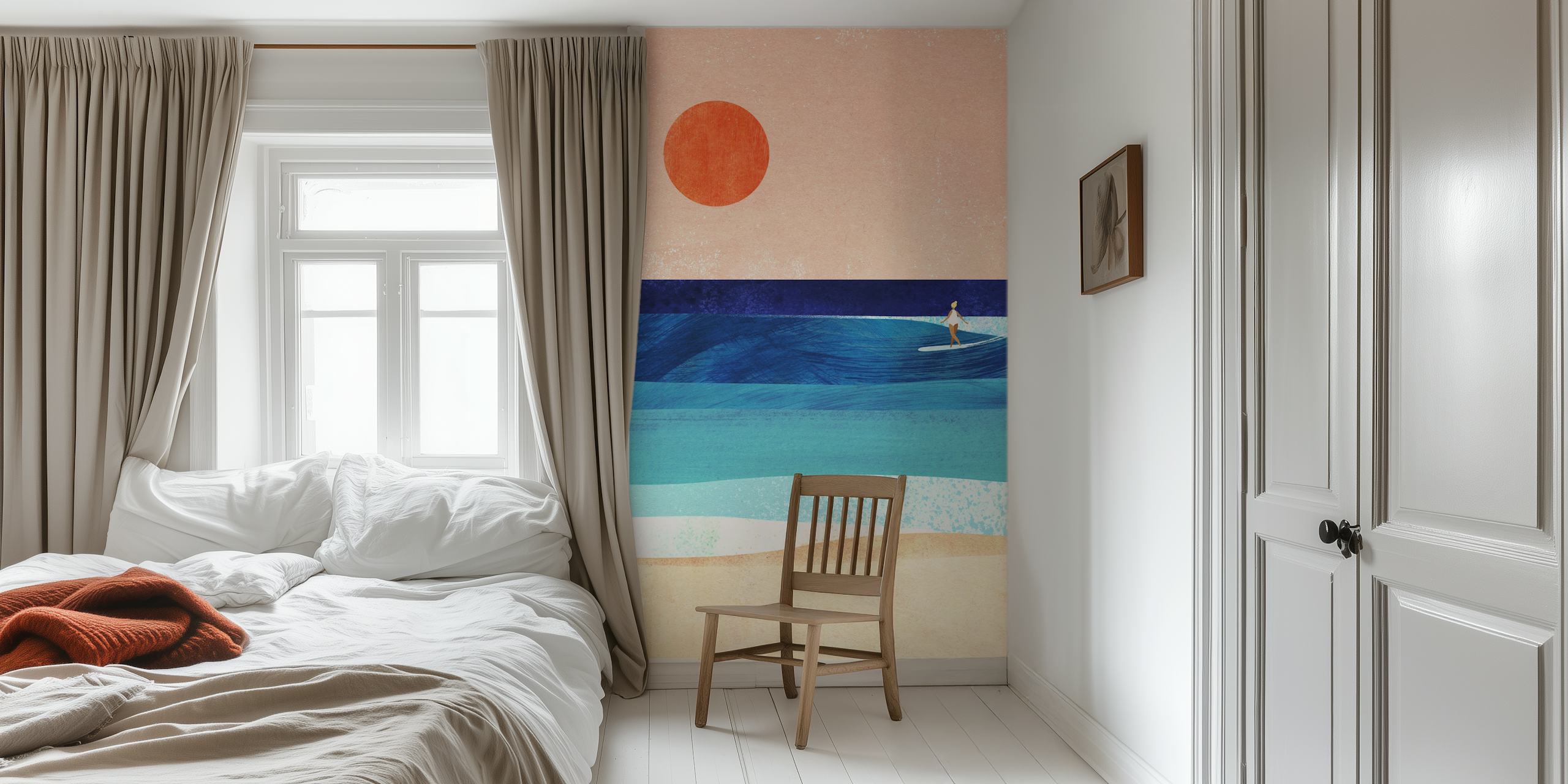 Surfer surfant sur des vagues avec un arrière-plan de coucher de soleil