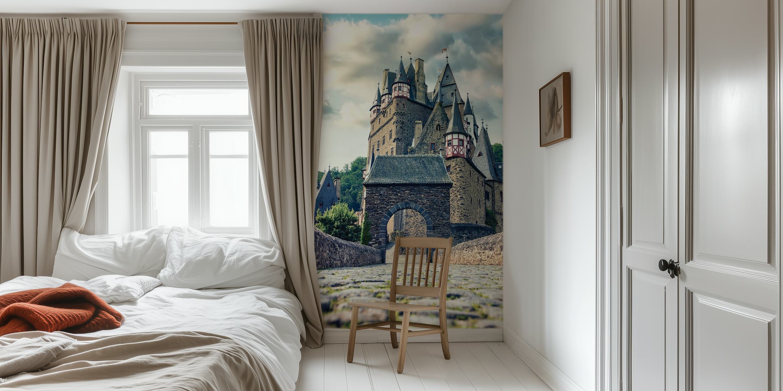 Eltz Castle tapet med den historiska tyska fästningen mitt i grönska
