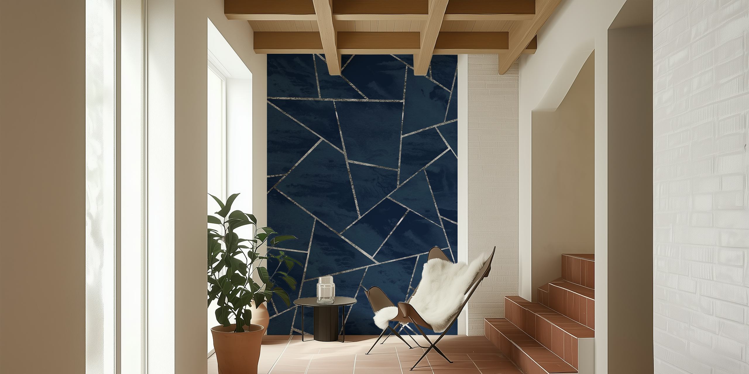 Blauwe inkt zilveren geometrische behang in een kamer