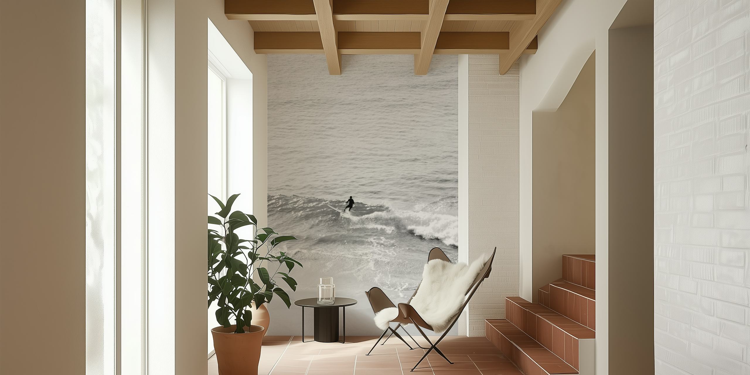 Murale in bianco e nero raffigurante un surfista solitario su un'onda dolce, che incarna un mix di tranquillità e avventura.