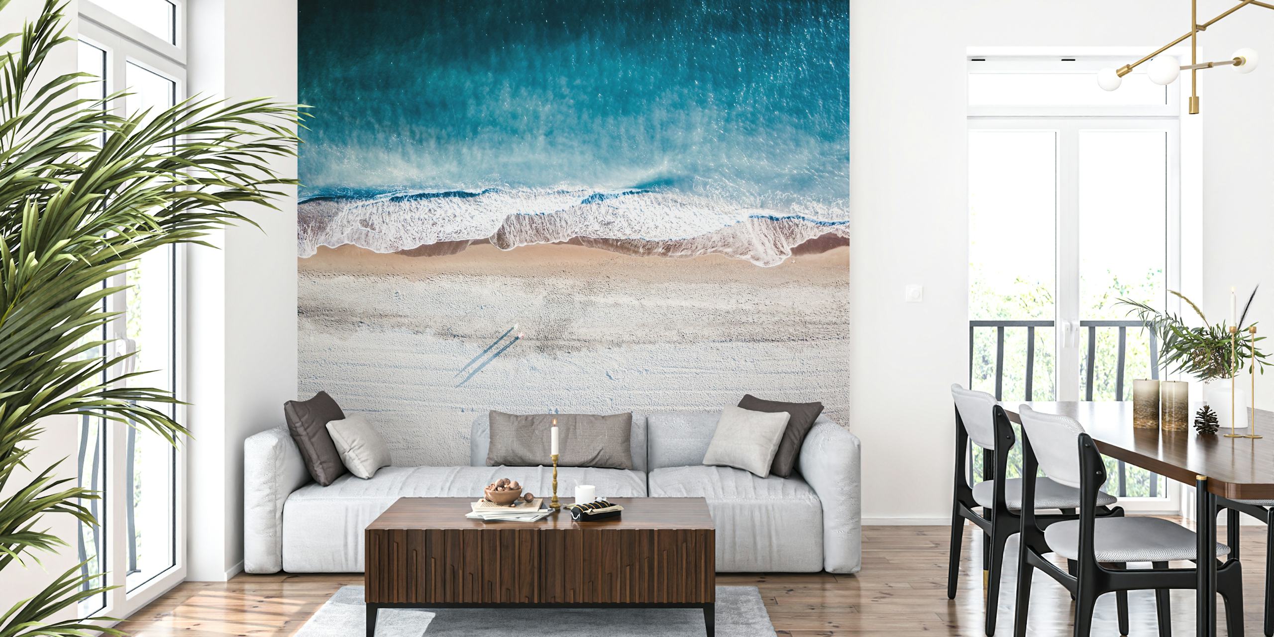 Luftbilde av stranden og havbølger