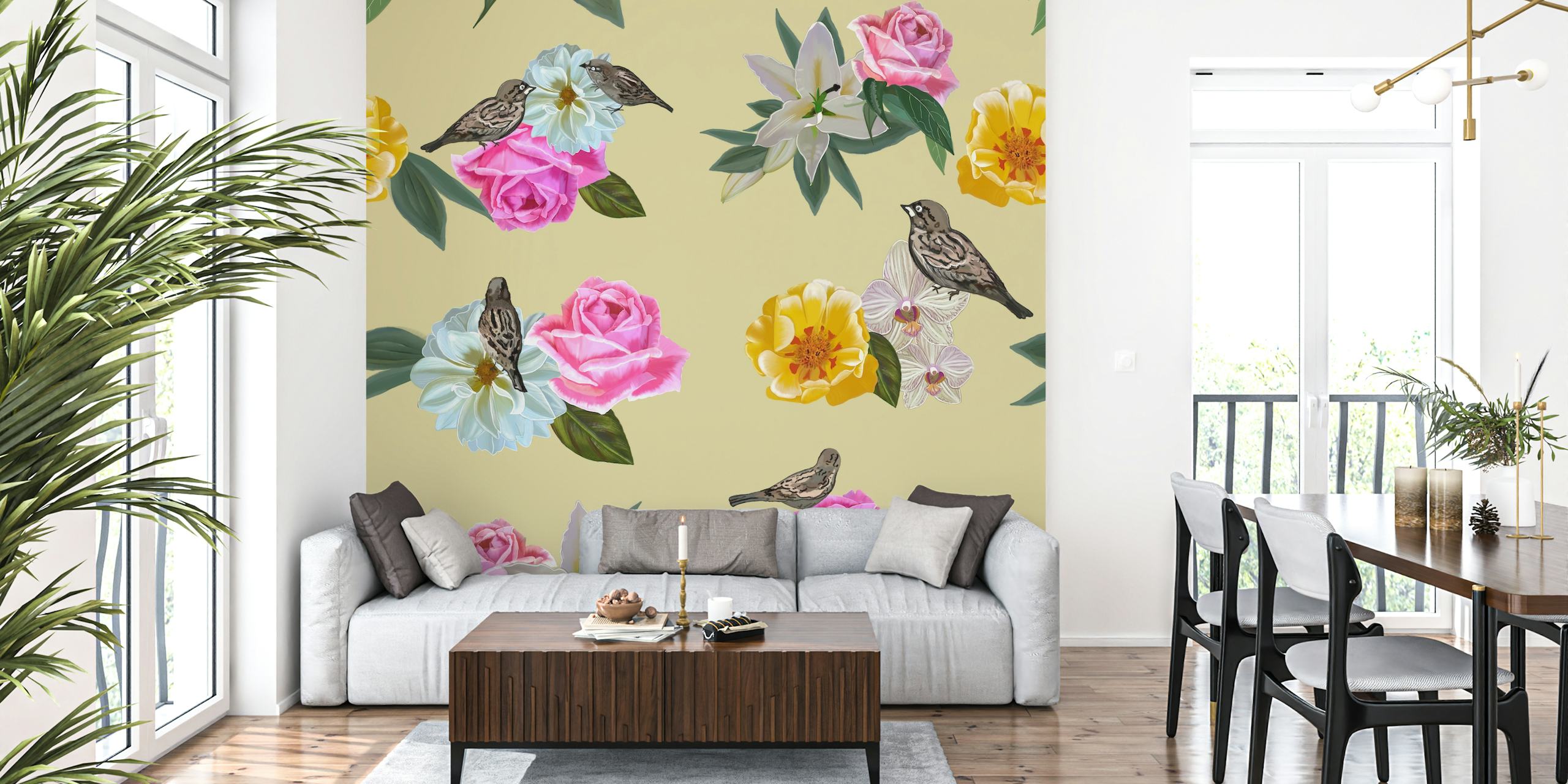 Blommig tapet med rosor och fåglar på en gul bakgrund