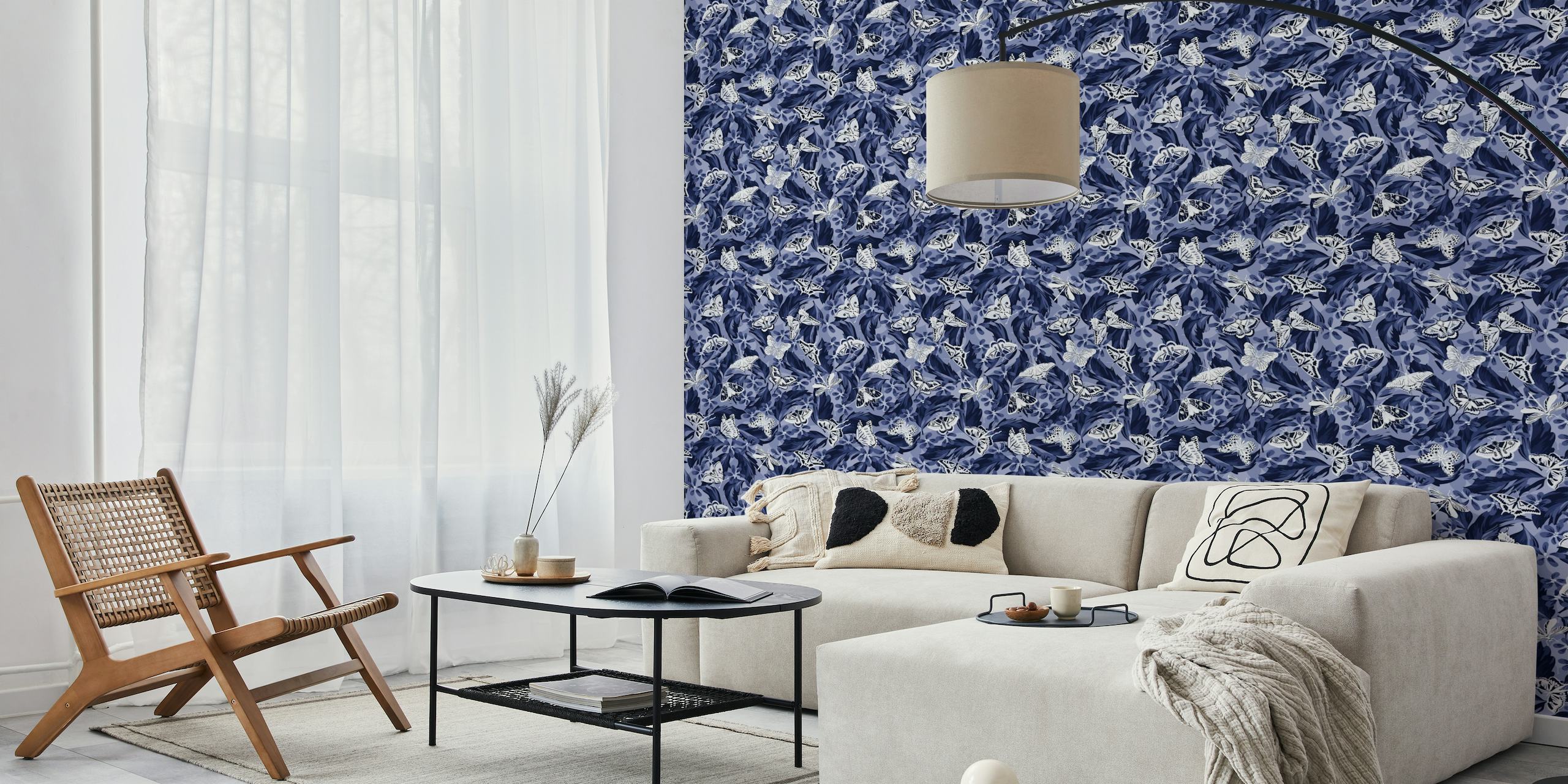 Seinämaalaus, jossa on sinisiä ja valkoisia perhosia tummansinisten lehtien taustalla, mikä luo rauhallisen yömaiseman.
