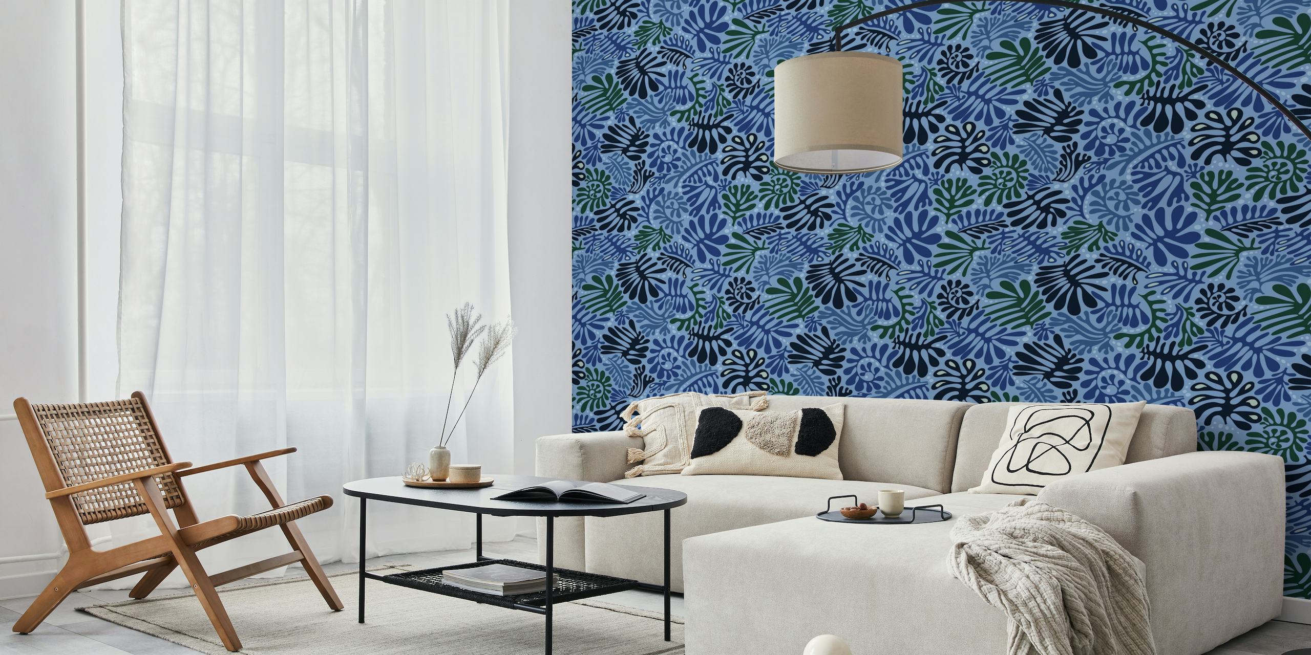 Stylová modrá nástěnná malba se vzorem listů od happywall.com s různými odstíny modré a rostlinnými výřezy.