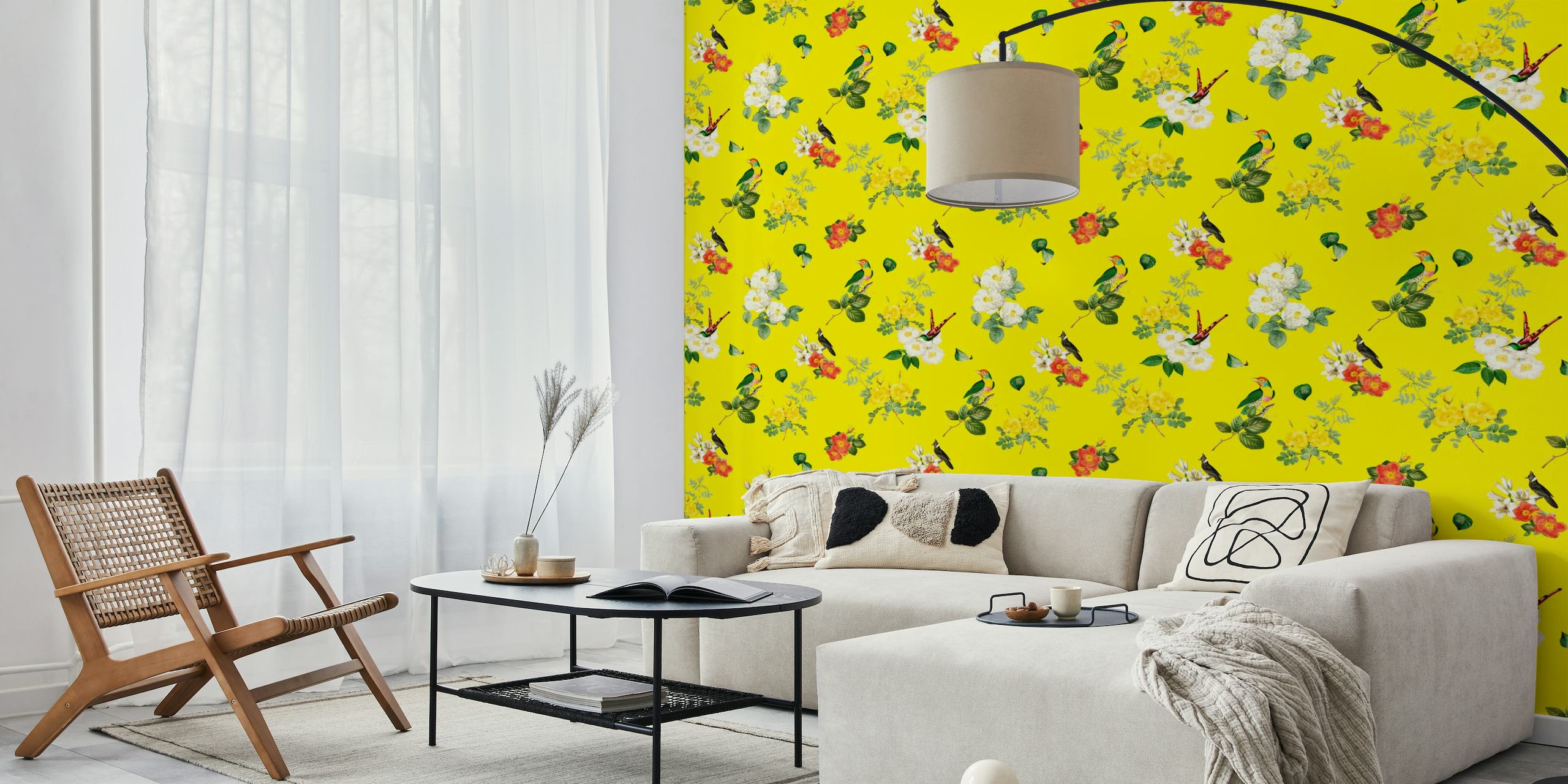 Levende vægmaleri i vintagestil med tropiske fugle og blomstermønstre på en fed gul baggrund.