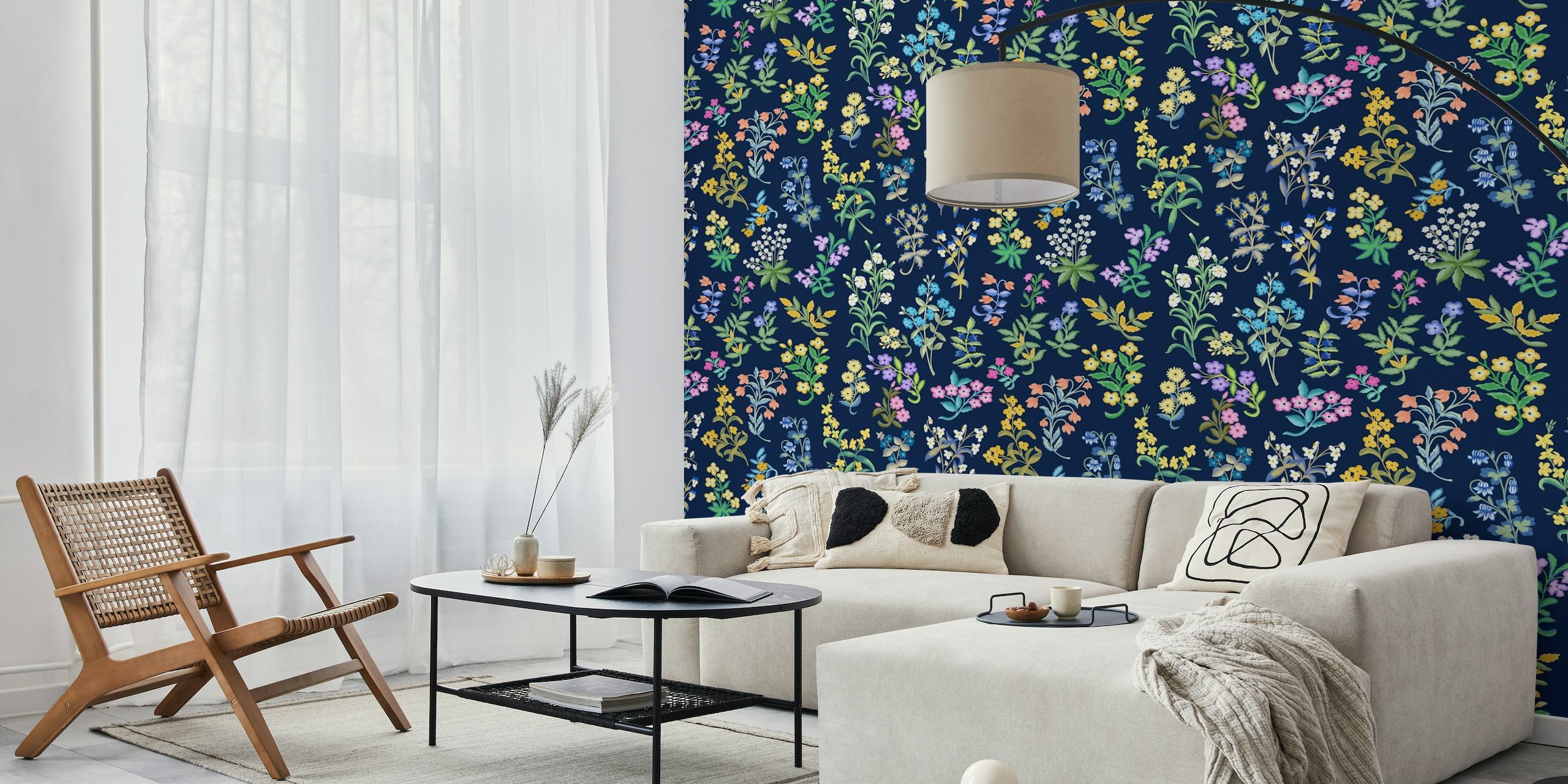 Millefleurspatroon met veelkleurige bloemen op een donkerblauwe muurschildering als achtergrond