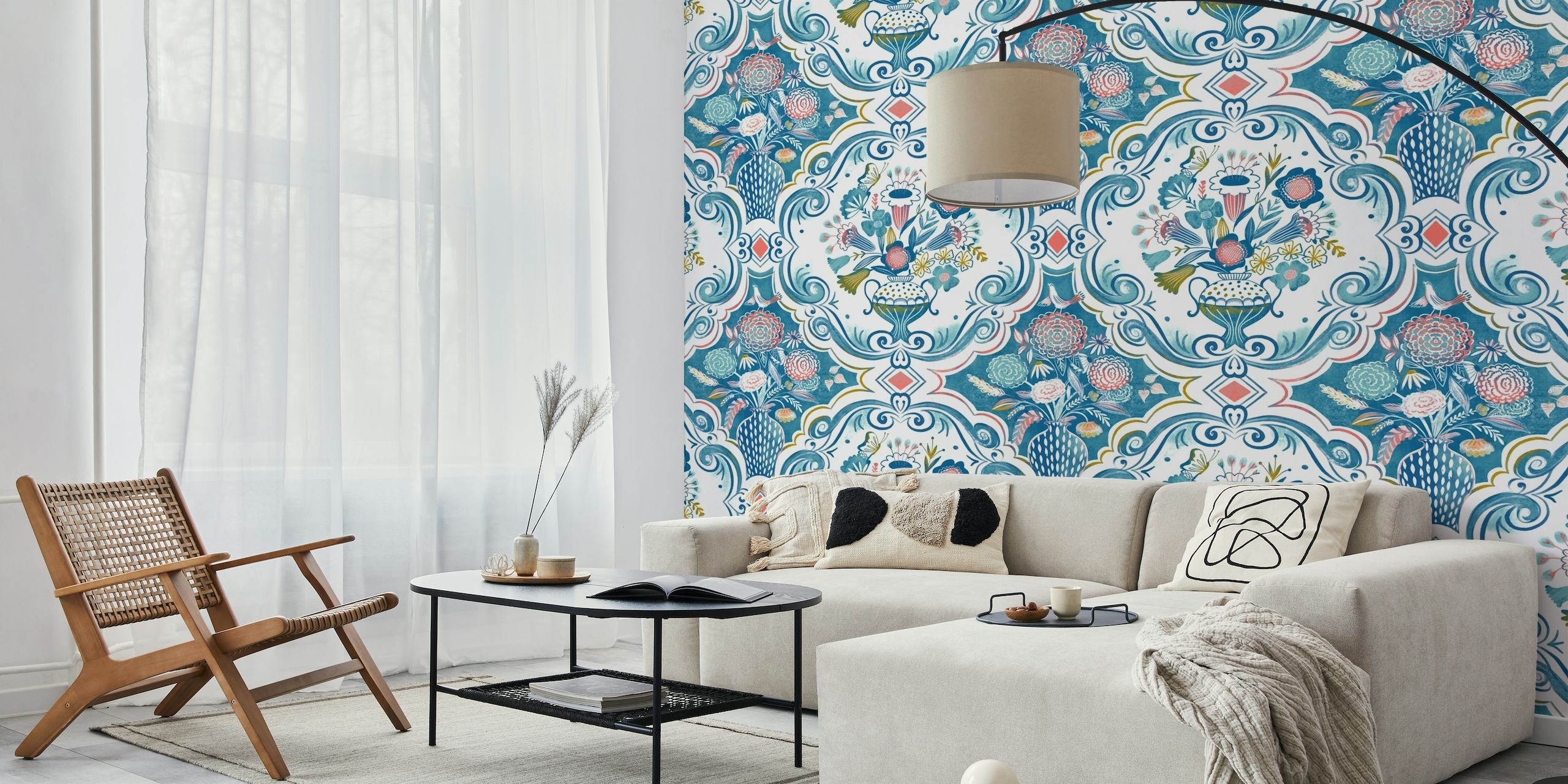 Sininen ja valkoinen kukkainen damaskkuvioinen seinämaalaus