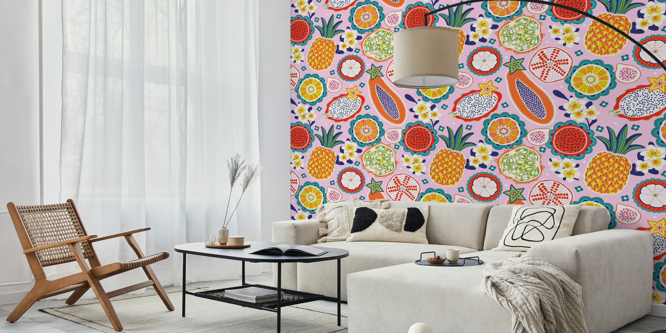 Farverigt vægmaleri med ananas, dragefrugt og tropisk citrusdesign på en baggrund med romantisk ø-tema