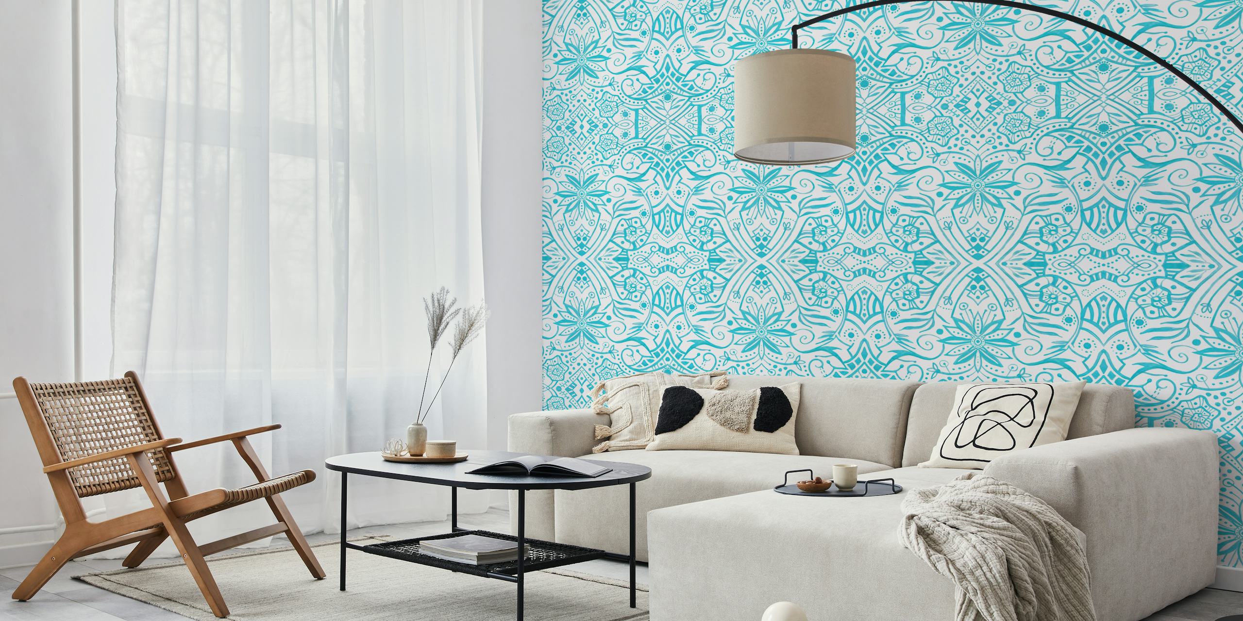 Mural de parede com padrão barroco grego azul-petróleo mostrando desenhos simétricos e intrincados.