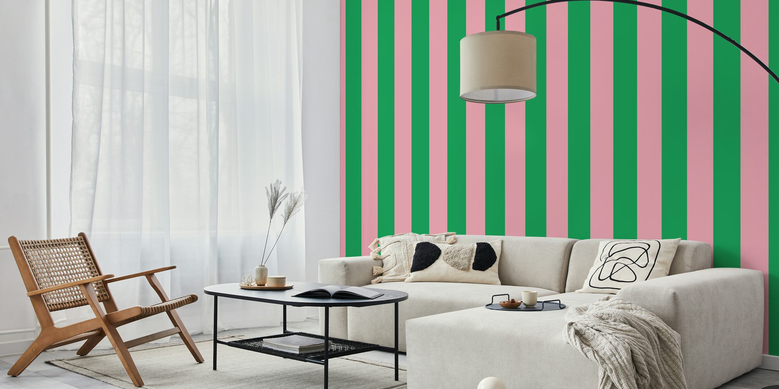 Bold vertical stripes na svijetloj zelenoj i ružičastoj tapeti