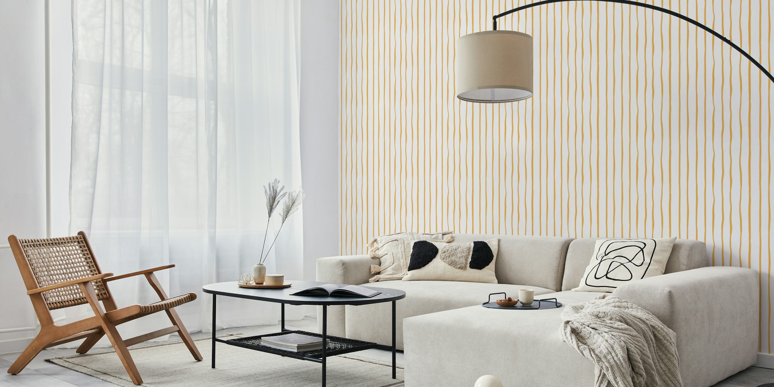 Papel de parede listrado amarelo em um quarto