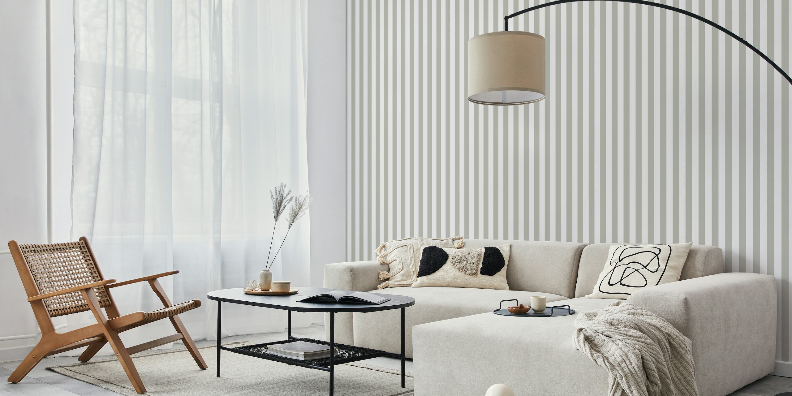 Scandi Stripes - Harmaa seinämaalaus, jossa on hienovaraisia harmaita ja valkoisia pystyraitoja moderniin minimalistiseen sisustukseen