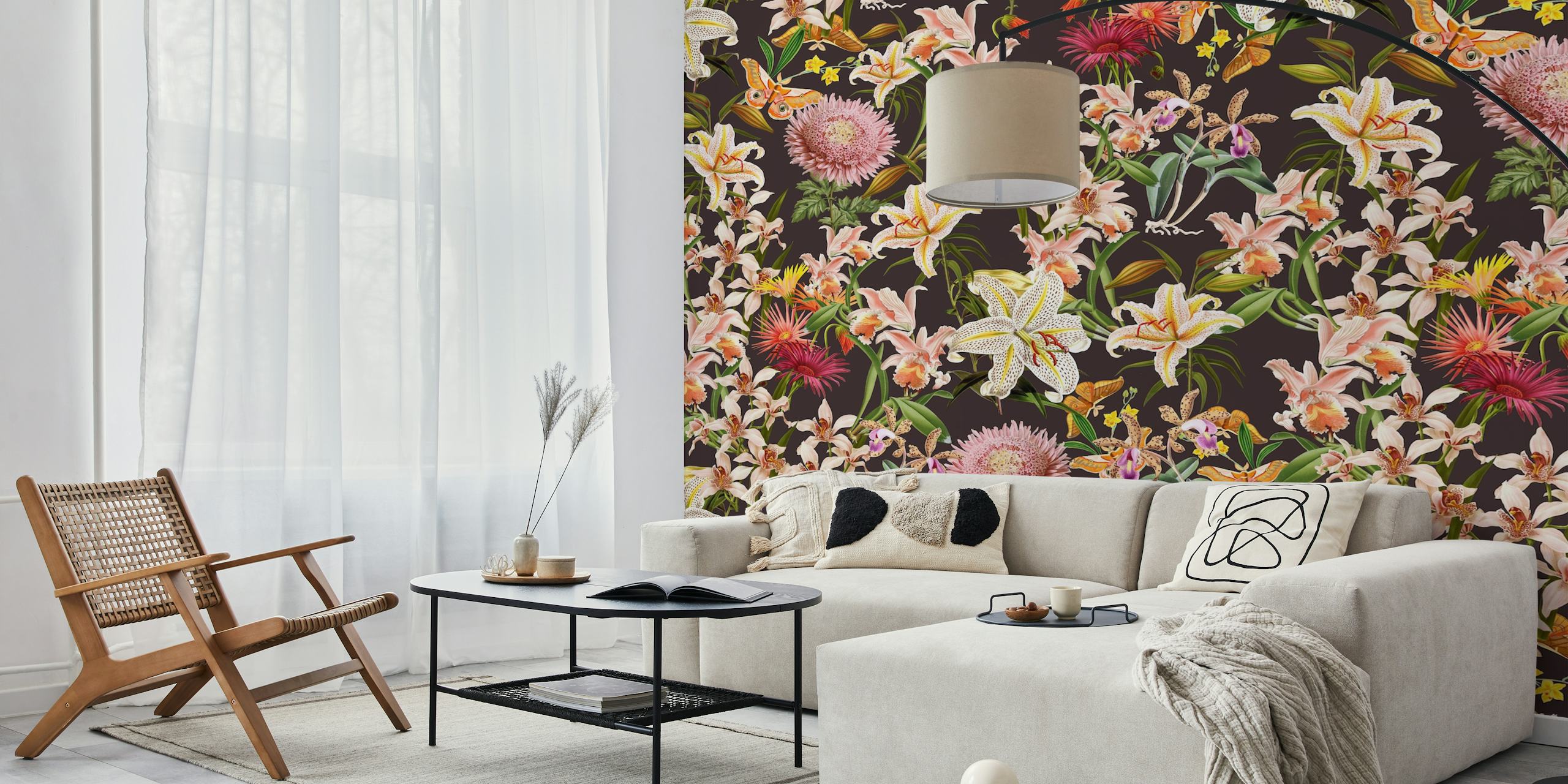 Tyylikäs orkidea-seinämaalaus pastellikukilla tummalla taustalla