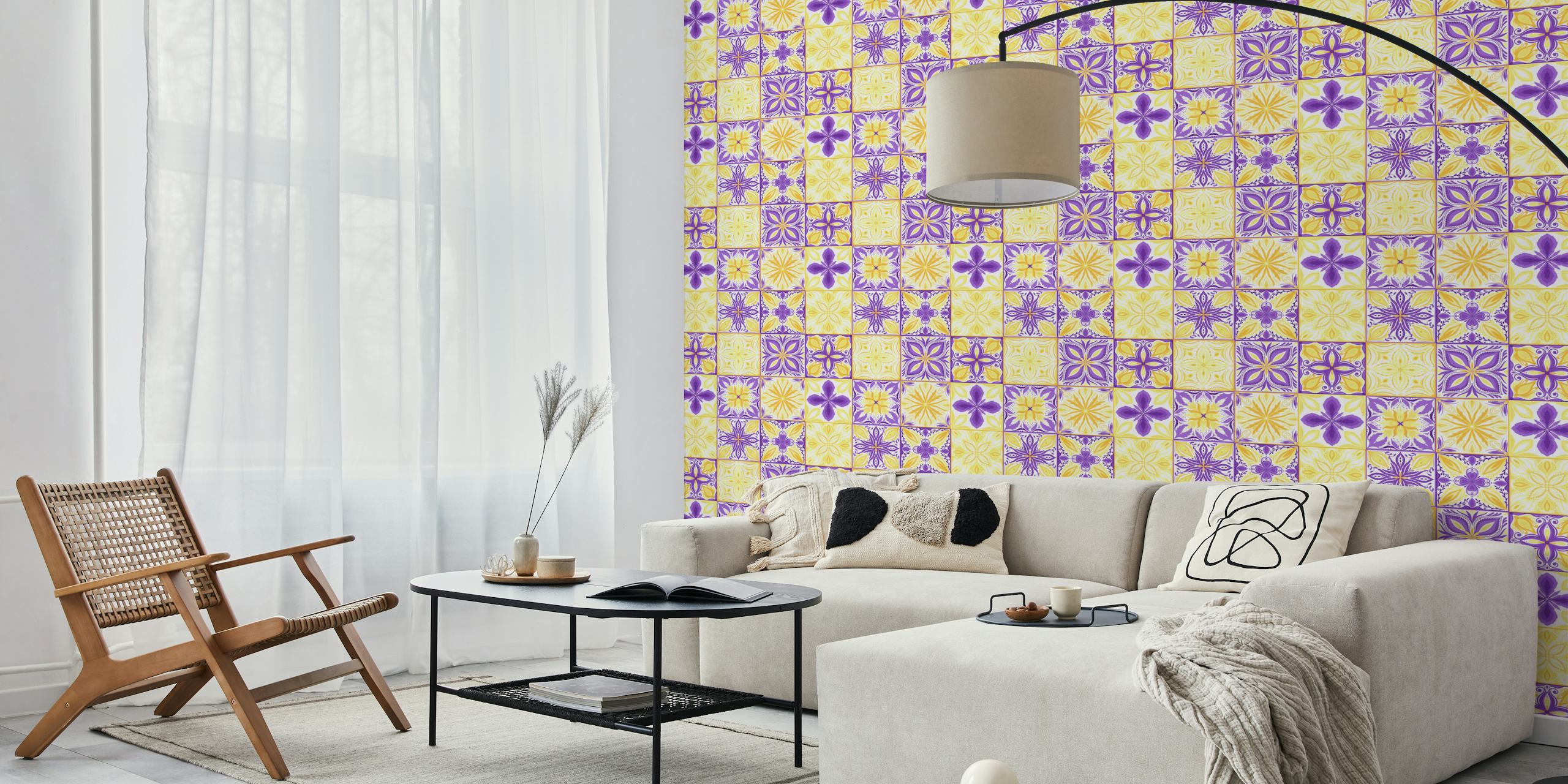Fargerikt utsmykket veggmaleri med fliser med gult og blåmagenta-design