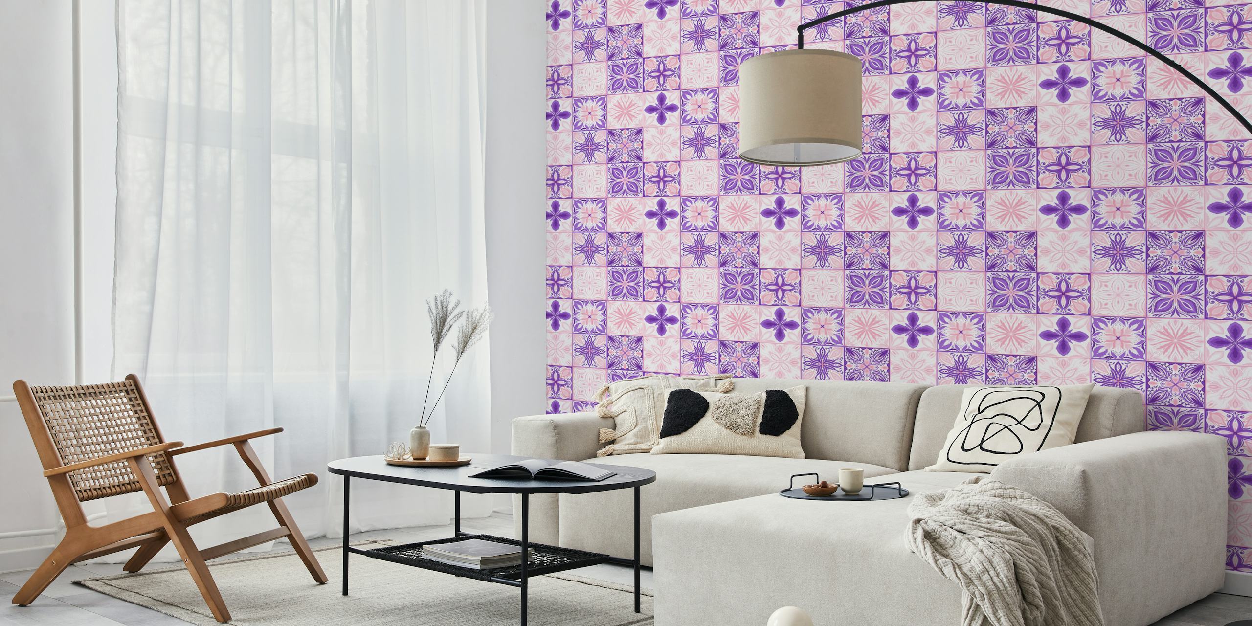 Ornate tiles in pink and blue-magenta in einem Raum