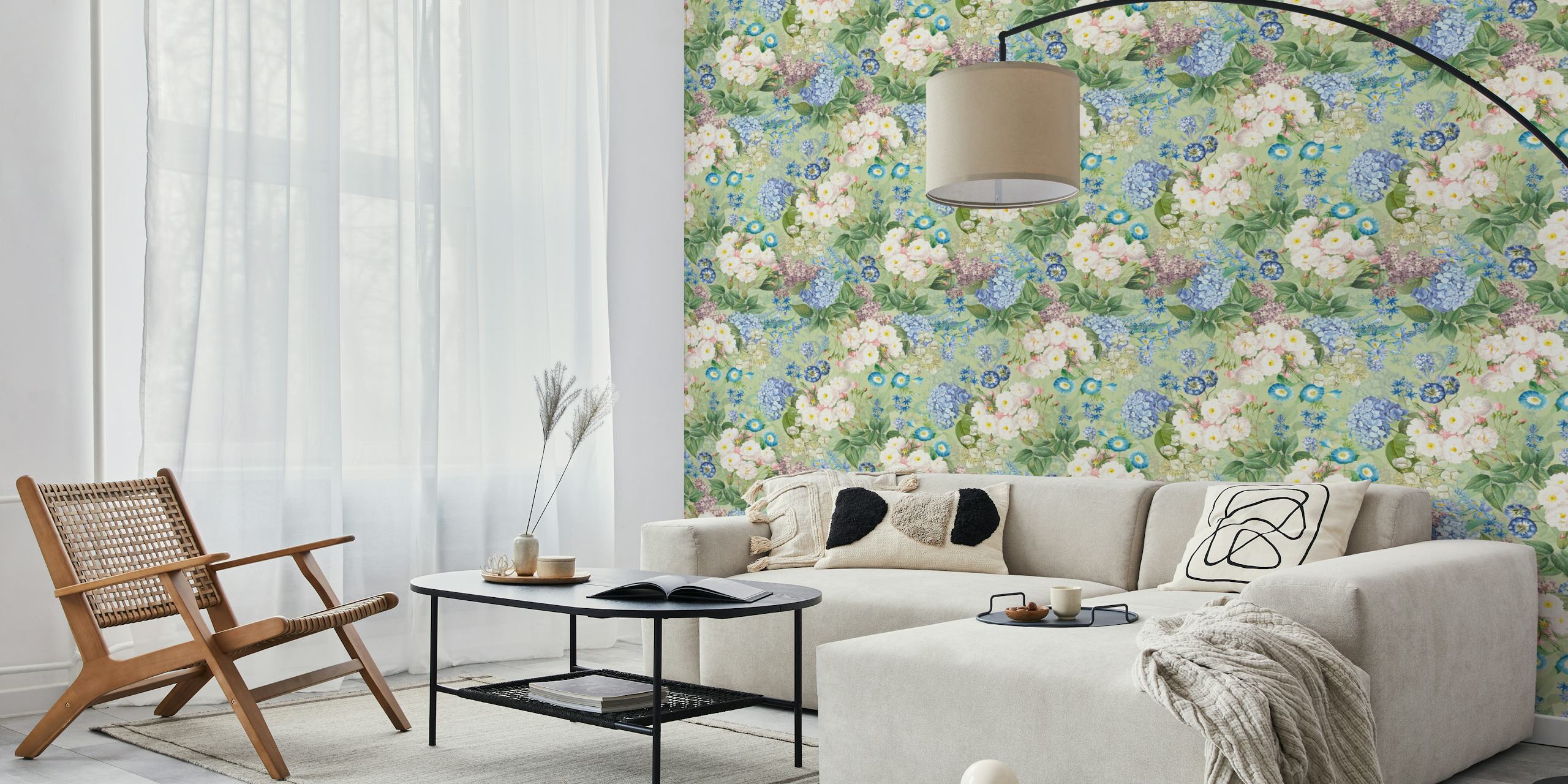 Papel de parede floral com rosas e flores azuis.