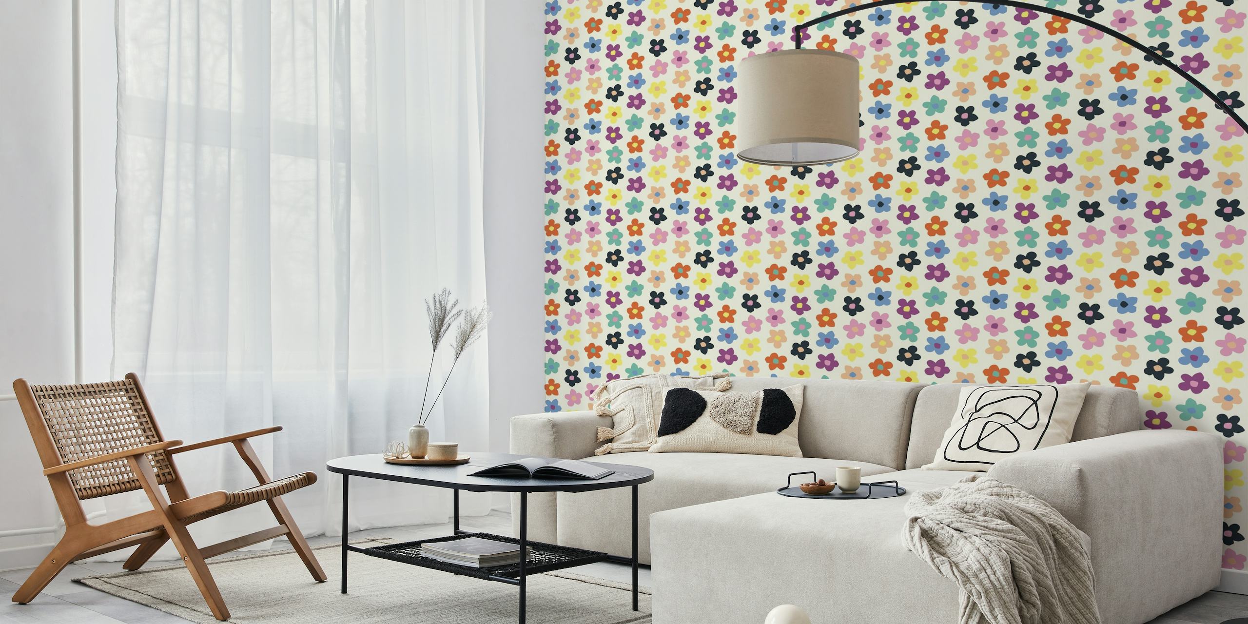Margherite stilizzate in colori vivaci su una parete con sfondo color crema