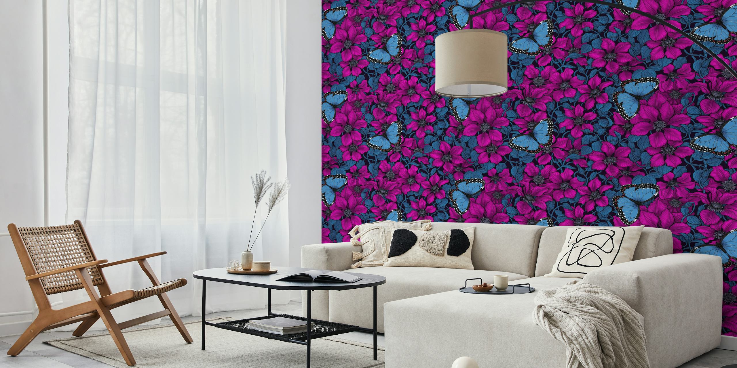 Carta da parati con fiori di clematide rosa e farfalle morfo blu su sfondo blu scuro