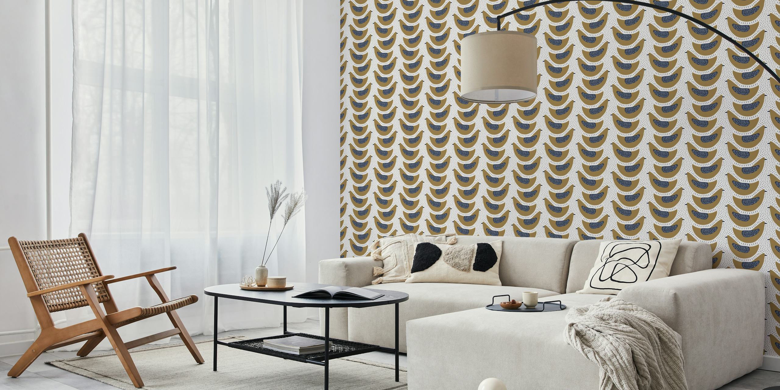 Papier peint avec motif de plumes en or et bleu sur fond beige