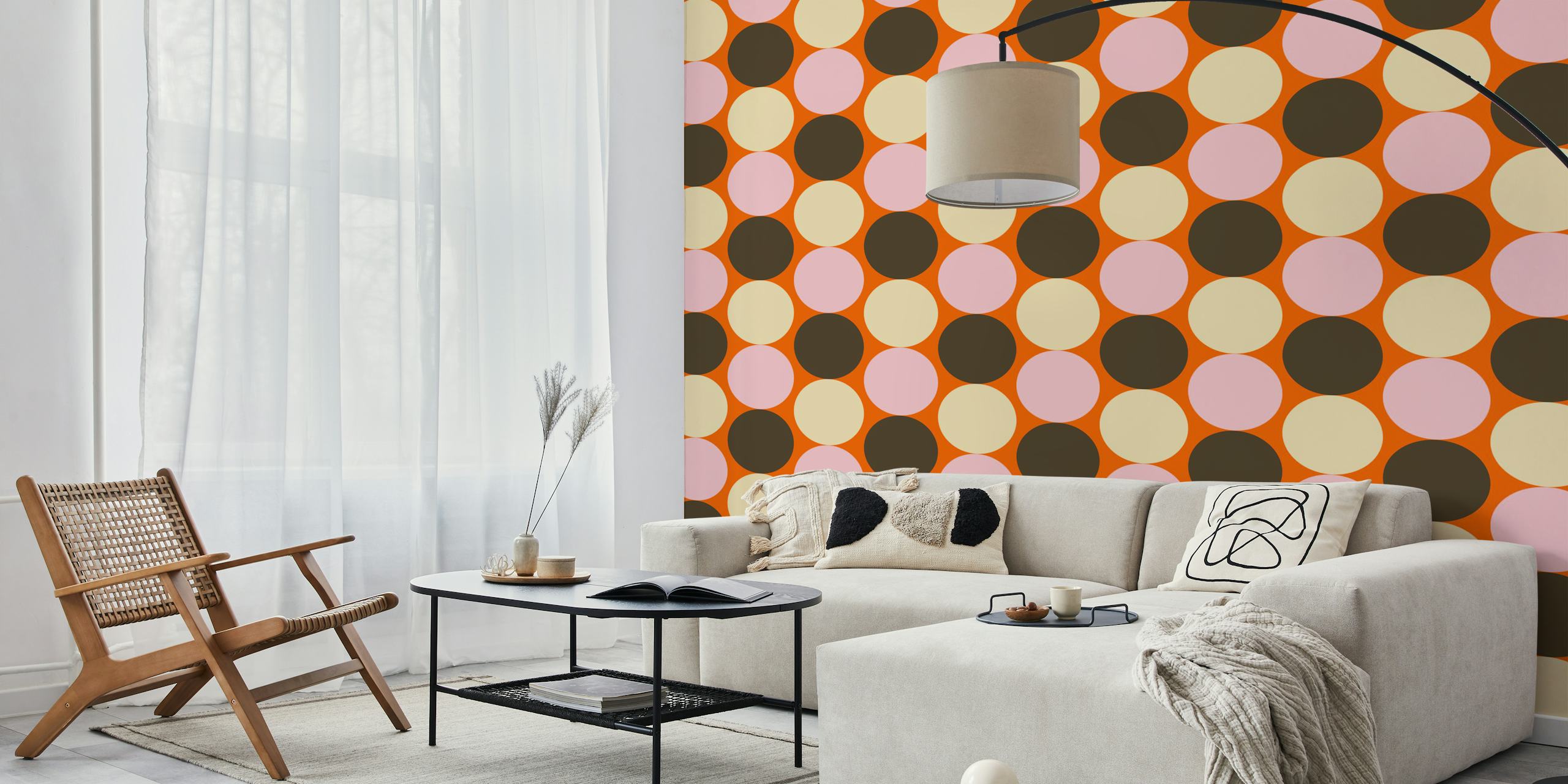 Papier peint mural de style milieu du siècle avec des cercles orange, roses et marron sur fond crème