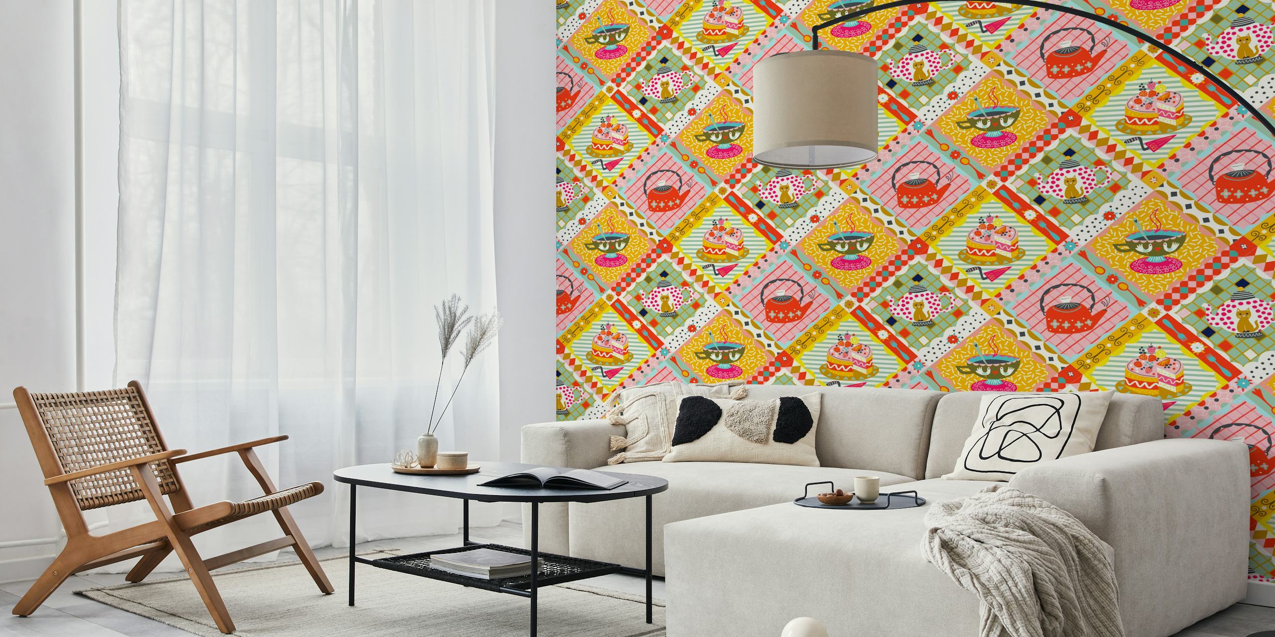 Colorido mural con temática de café y pasteles y un mosaico de tazas de té y teteras.