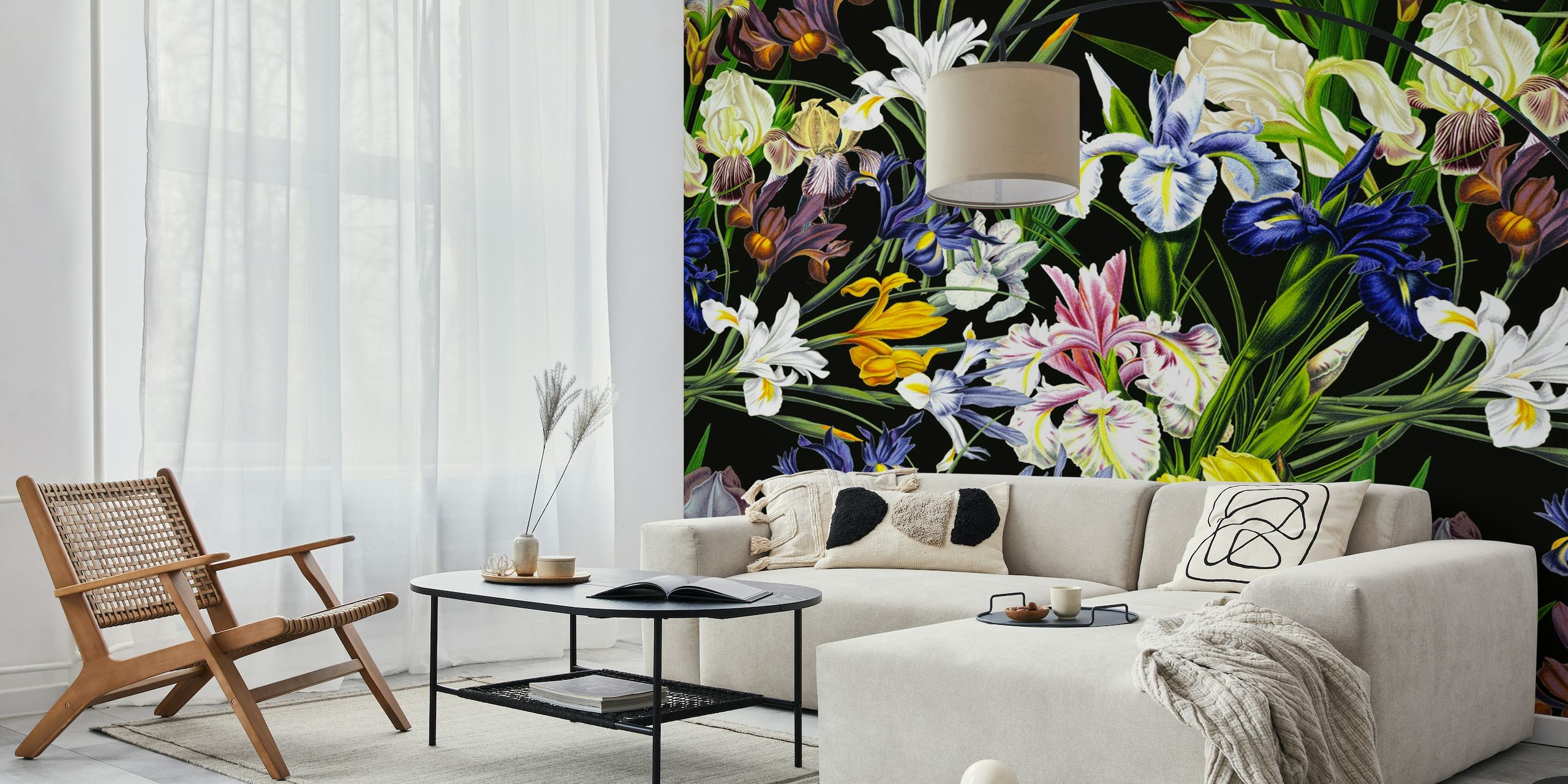 Zidna slika u vintage stilu s gustim uzorkom šarenih irisa na tamnoj pozadini evocira raskošnu baroknu atmosferu.