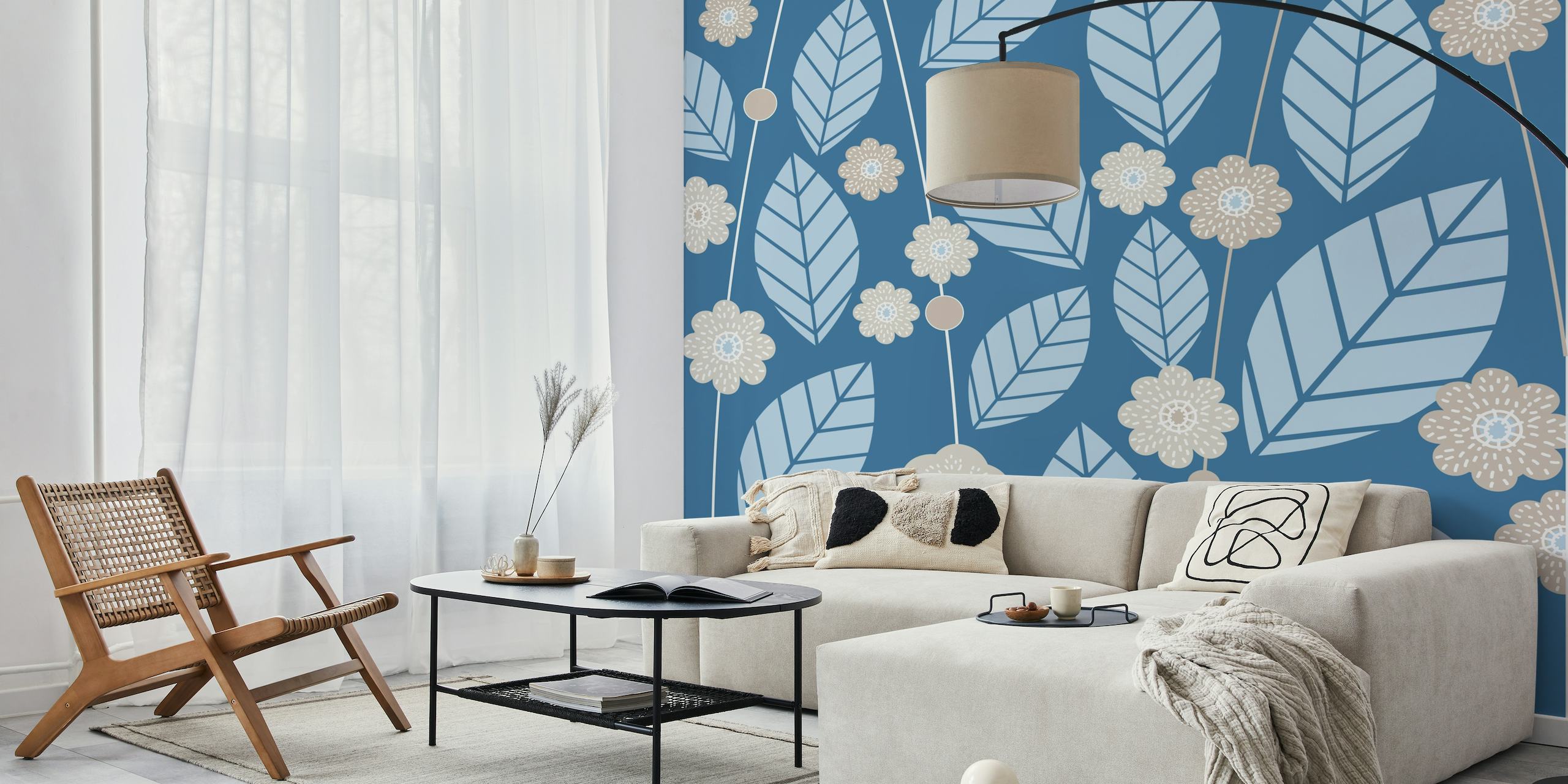 Seinämaalaus sinisillä pastellilehdillä ja valkoisilla kukkakuvioilla sinisellä pohjalla