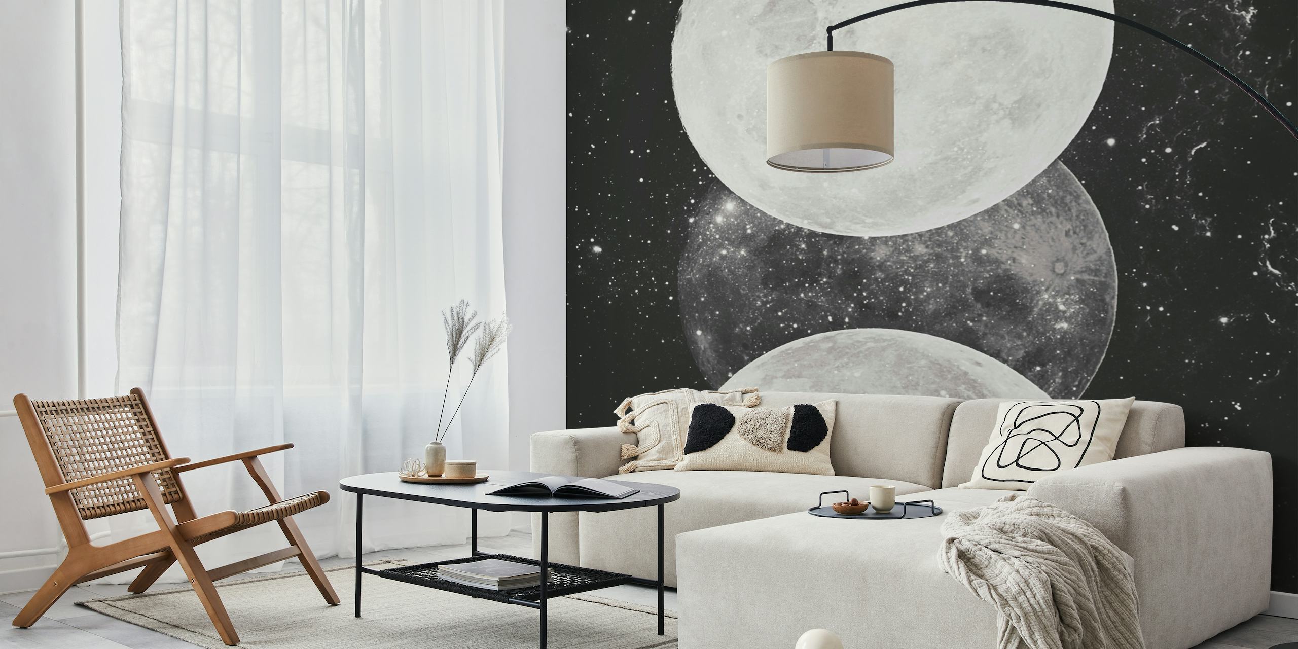 Monochromatische maanstanden tegen een muurschildering met sterrenhemel