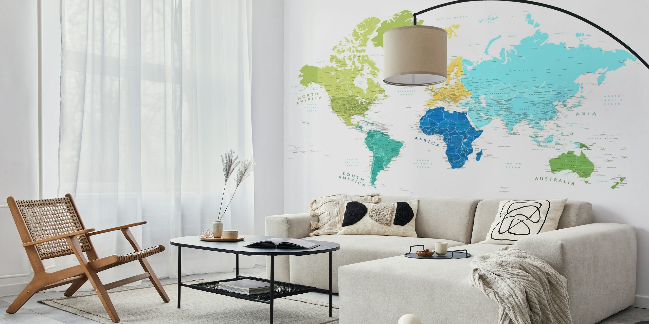 Kleurrijke wereldkaart muurschildering met Antarctica prominent in verschillende kleuren voor elk continent