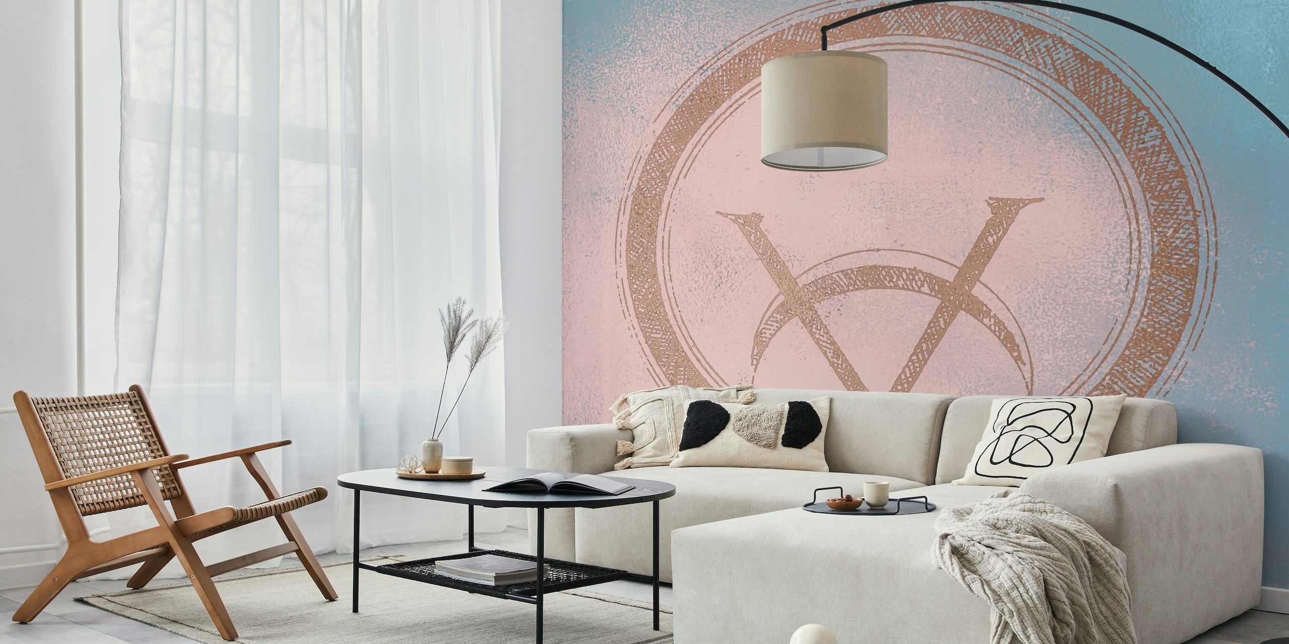 Guldhalvmåne med dekorative elementer på et tekstureret lyserødt baggrundsvægmaleri