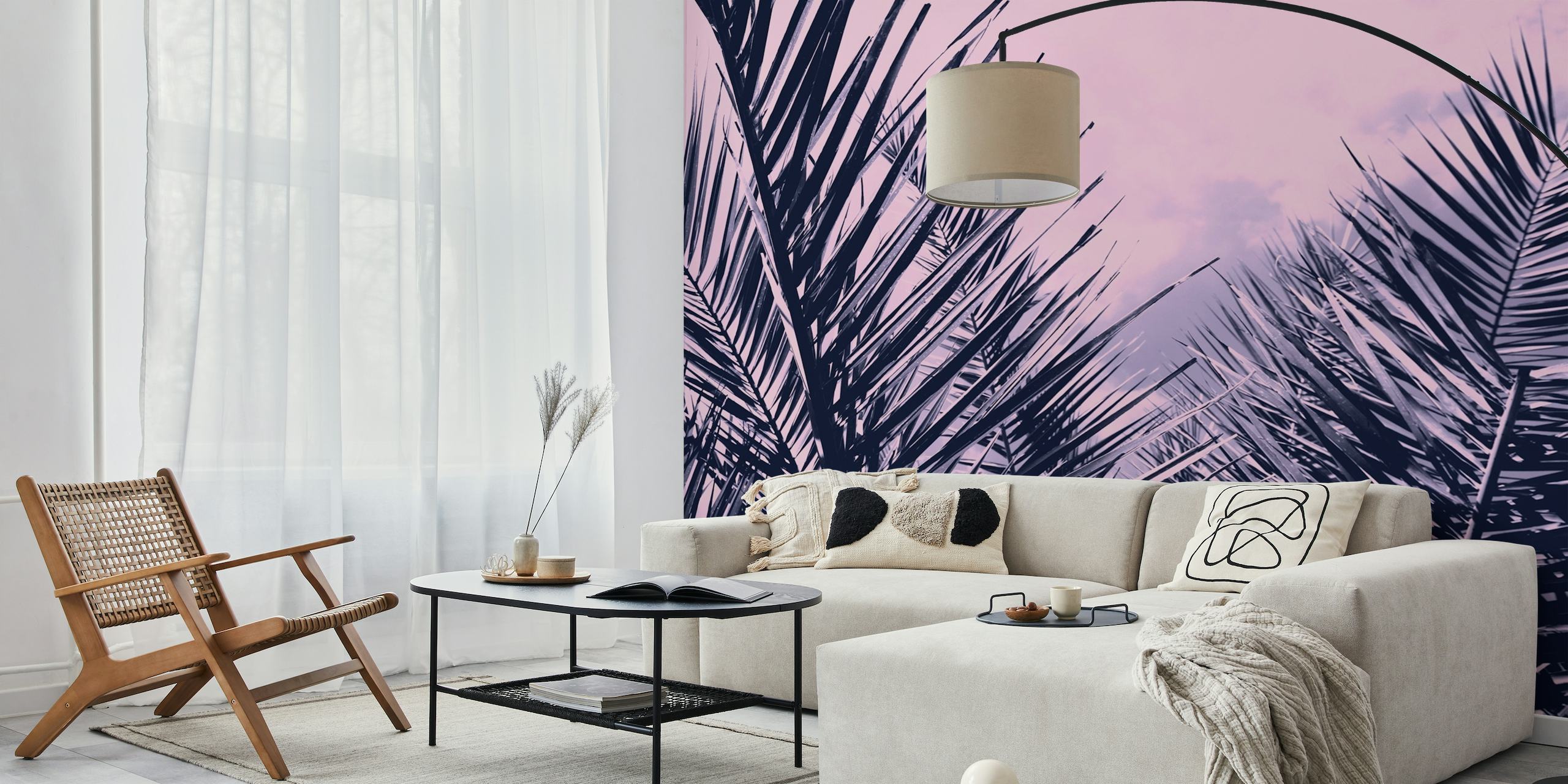 Mural de parede com silhueta de folhas de palmeira e um céu rosa ao pôr do sol, incorporando as vibrações do verão da Califórnia