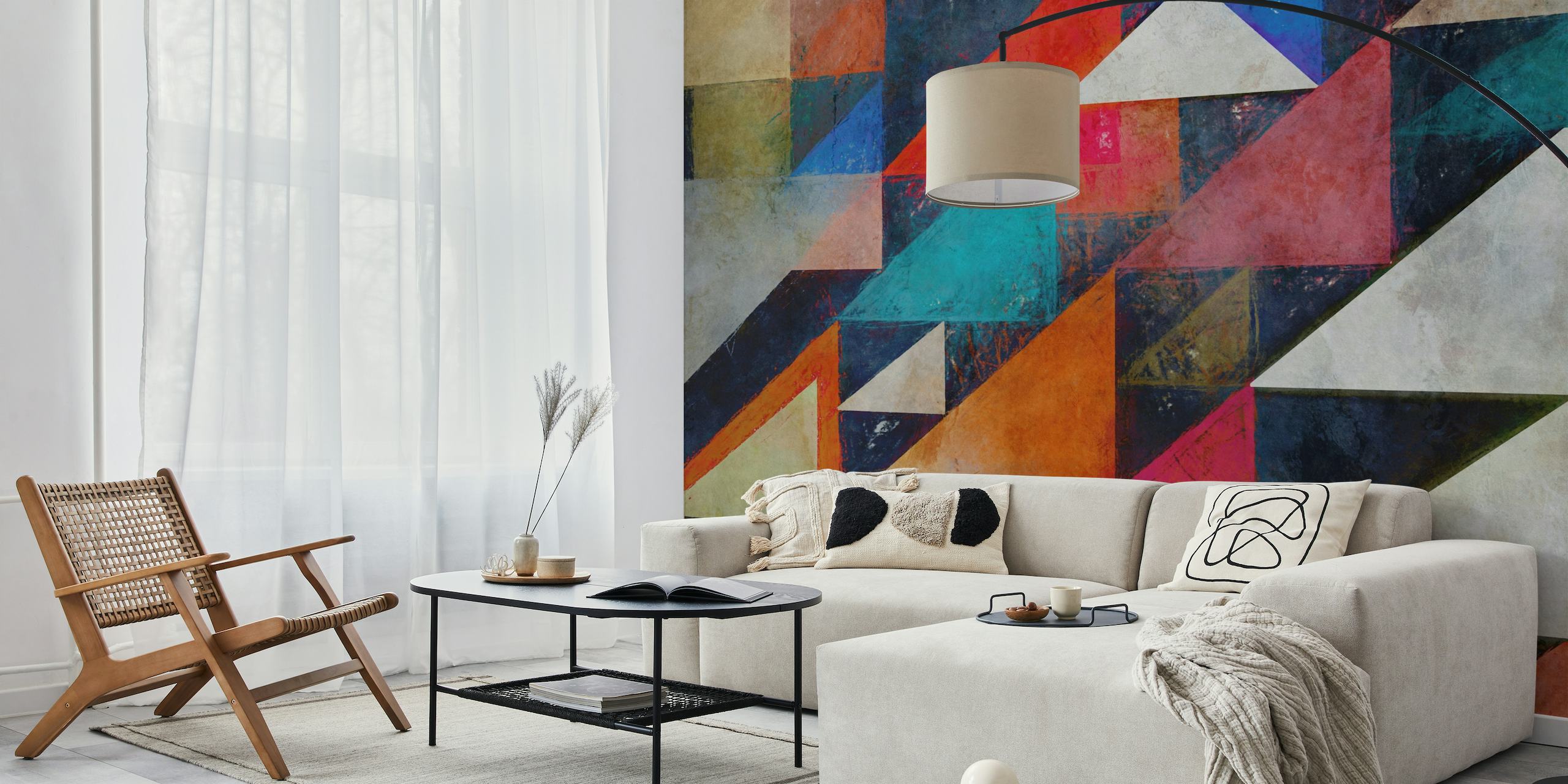 Abstrakti geometrinen seinämaalaus, jossa värikkäät kolmiot luovat dynaamisen ja modernin kuvion
