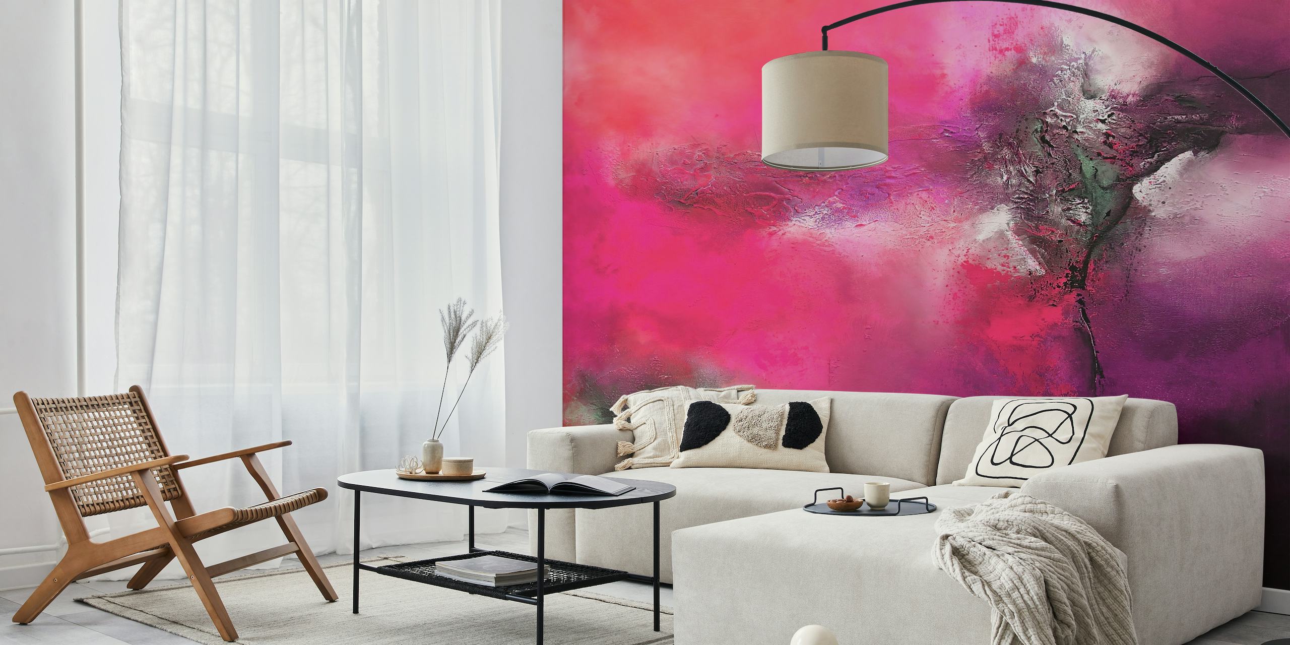 Abstrakt vægmaleri med levende pink og grå nuancer, der ligner udtryksfuld kunst