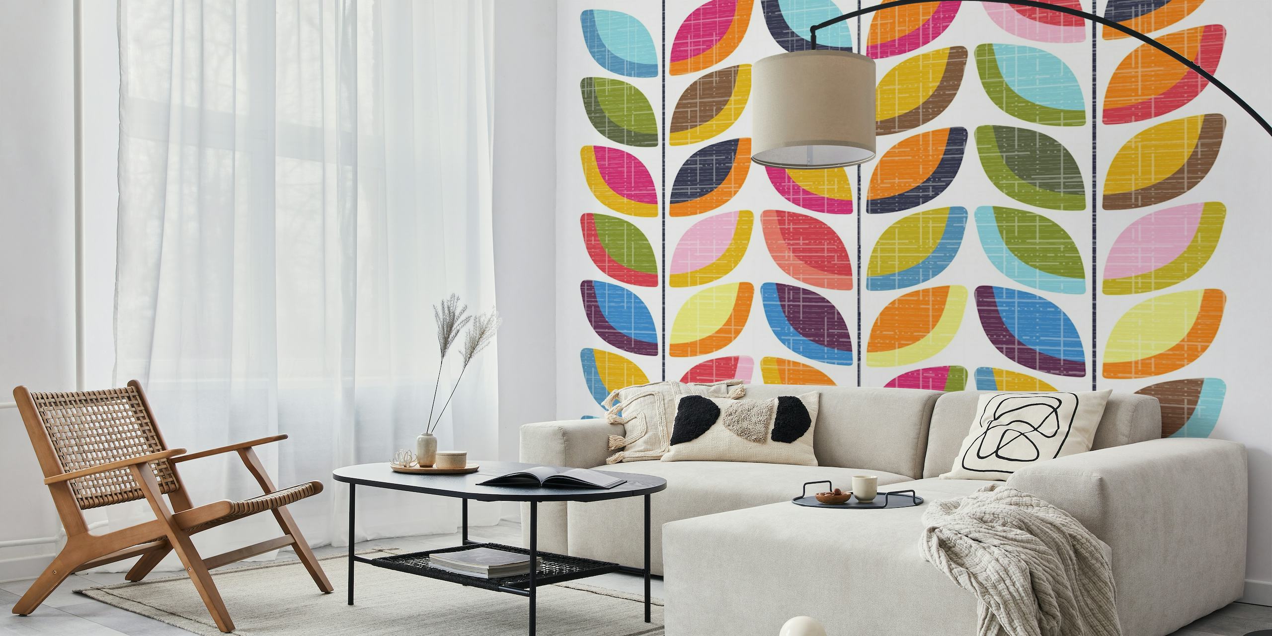 Stiliserede vinmønstre med stofteksturerede blade i efterårsfarver på et vægmaleri.