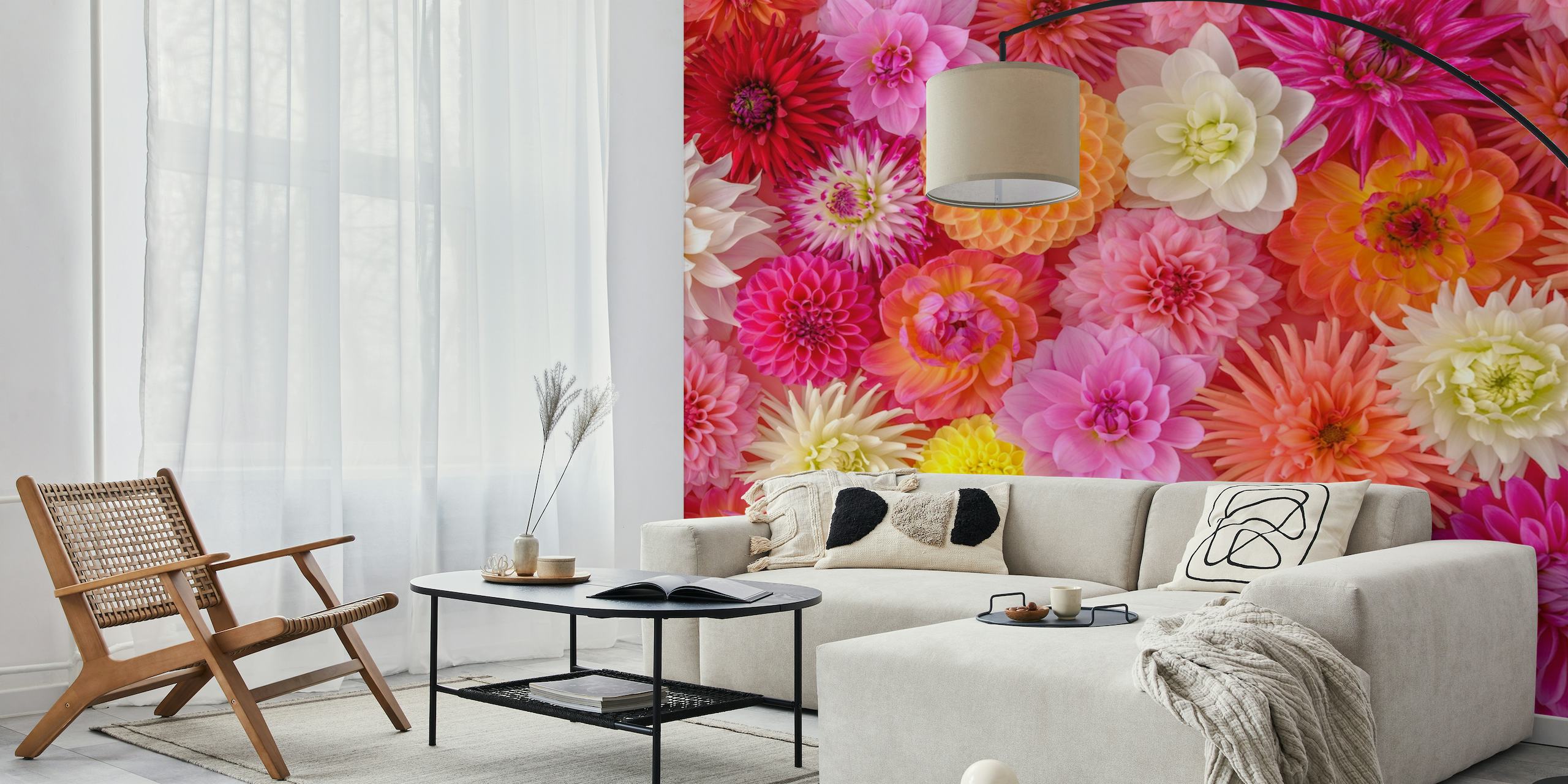 Värikäs kukkainen seinämaalaus vaaleanpunaisten ja valkoisten kukkien sekoituksella
