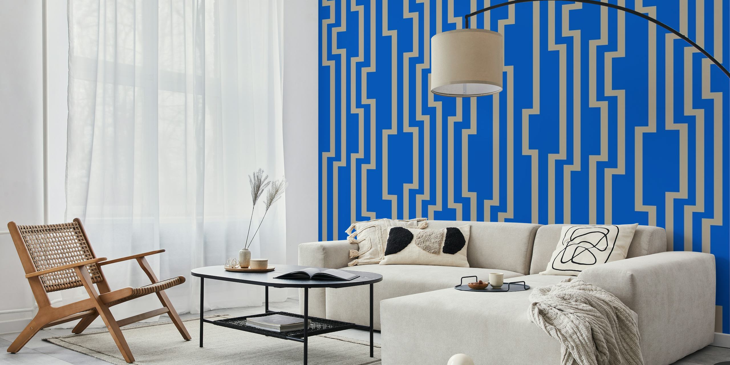 Geometrische zigzagstrepen muurschildering in bruine en blauwe kleuren.