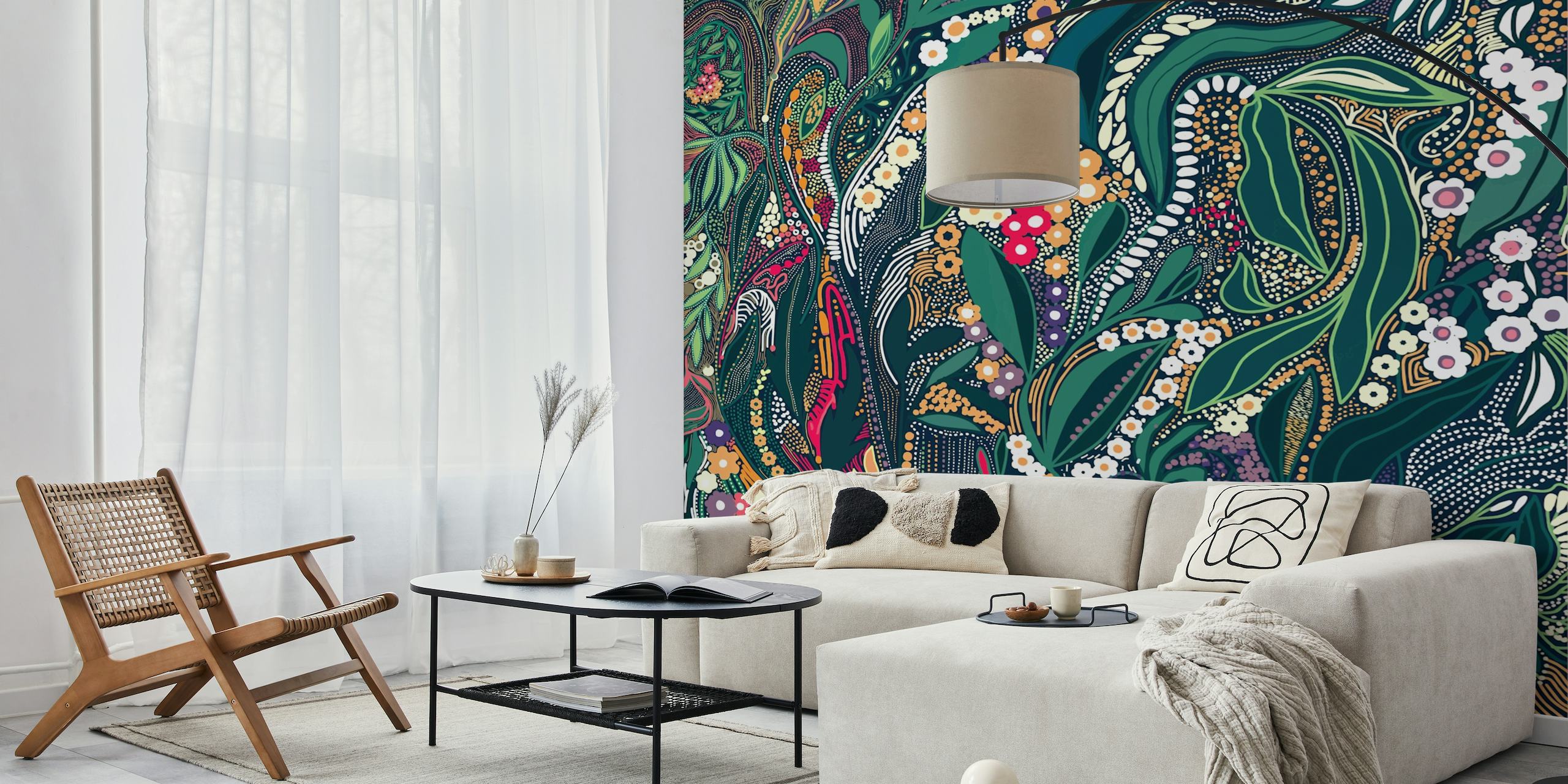 Seinämaalaus, jossa on monimutkainen suunnittelu lehtiä, kukkia ja kuvioita rehevissä väreissä.
