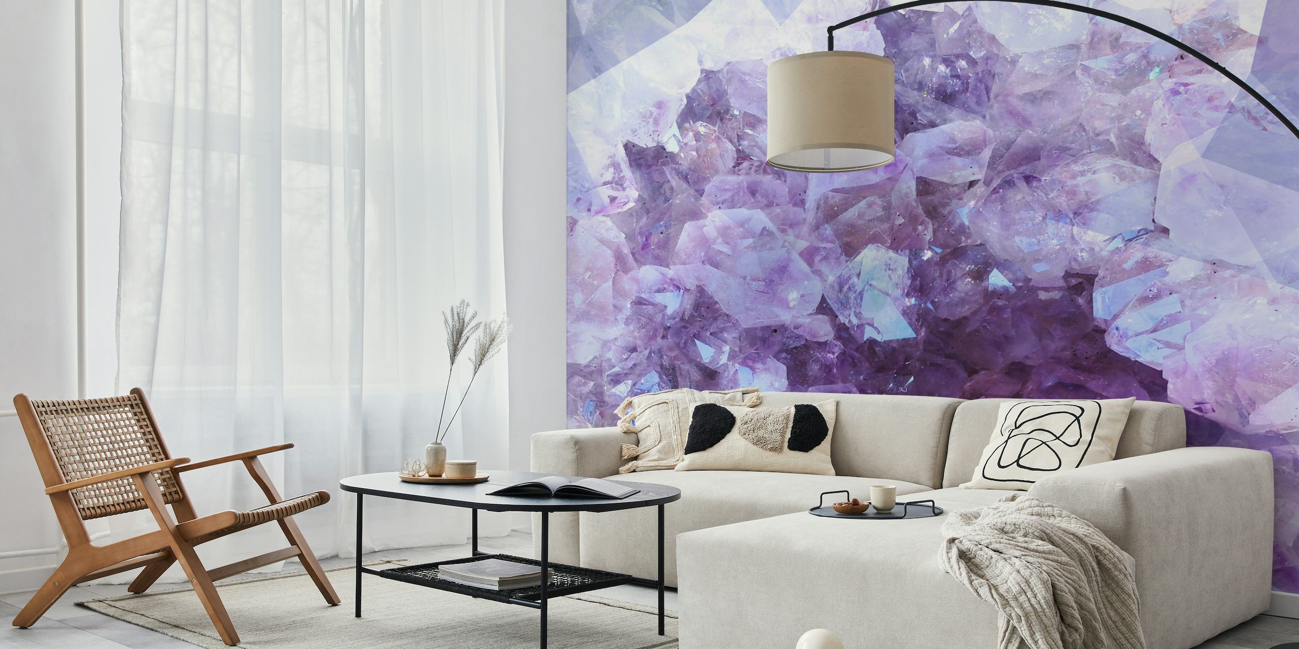 Vægmaleri med ultraviolette krystaller med nuancer af lilla, hvid og blå, der ligner naturlige ametystklynger.