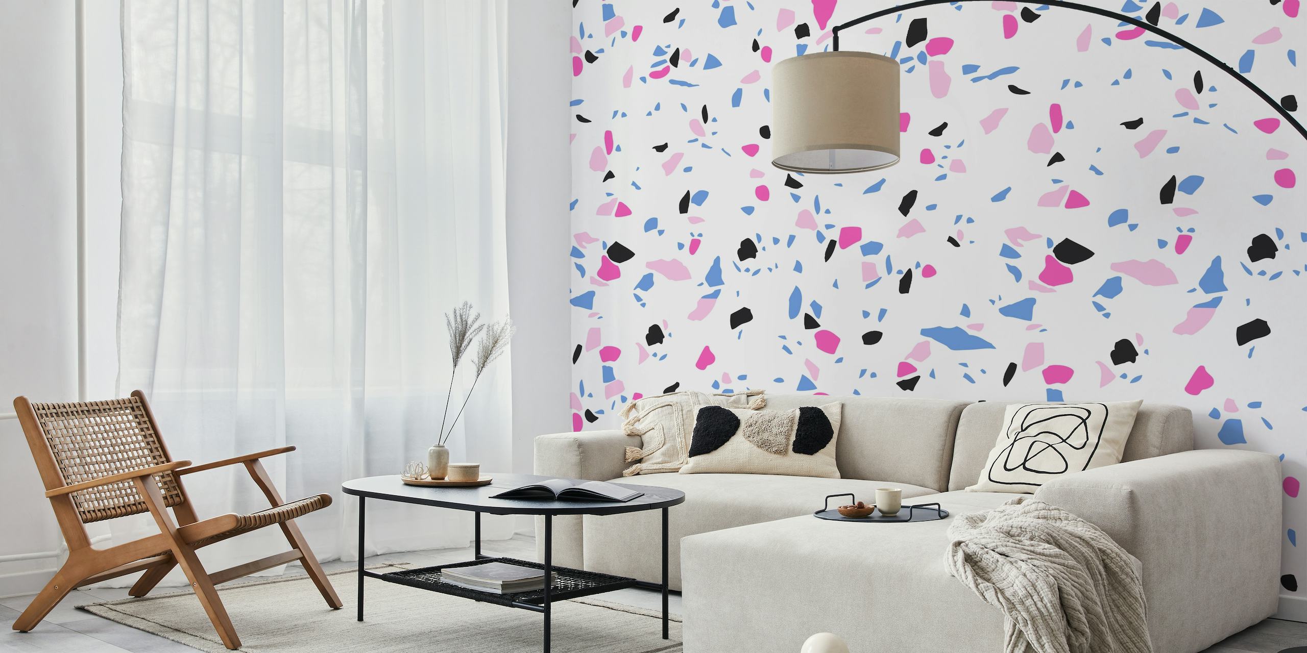 Terrazzo Style 2 seinämaalaus, jossa vaaleanpunaisia, sinisiä ja mustia pilkkuja valkoisella taustalla